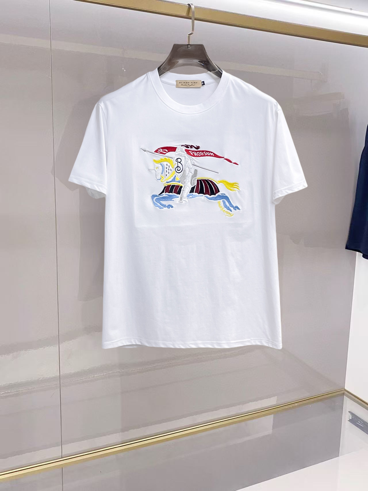 NO:776379,Burberry's top products 2026 spring and summer new debut counter latest short-sleeved round neck T-shirt, high-end custom design, avant-garde and fashionable!  The brand logo is designed with heavy craftsmanship. High-end customized 260g fabric. Soft to the touch. Comfortable to wear. Exquisite stitching at the counter level. Fine workmanship. The upper body effect is incomparably handsome!  A must-have item for a stylish man!  Size M-XXXL,,burberry,T-shirt,tees,t-shirt,19860909巴宝莉 顶级货品2026春夏新款首发专柜最新款短袖圆领T恤 高端订制 设计前卫时尚！品牌logo重工艺设计 高端定制260克面料.手感柔软.穿着舒适.专柜级别精致车线.做工精细.上身效果无敌帅气！型男必备单品！码数M-XXXL,,burberry,T-shirt,tees，t-shirt,,Men's clothing