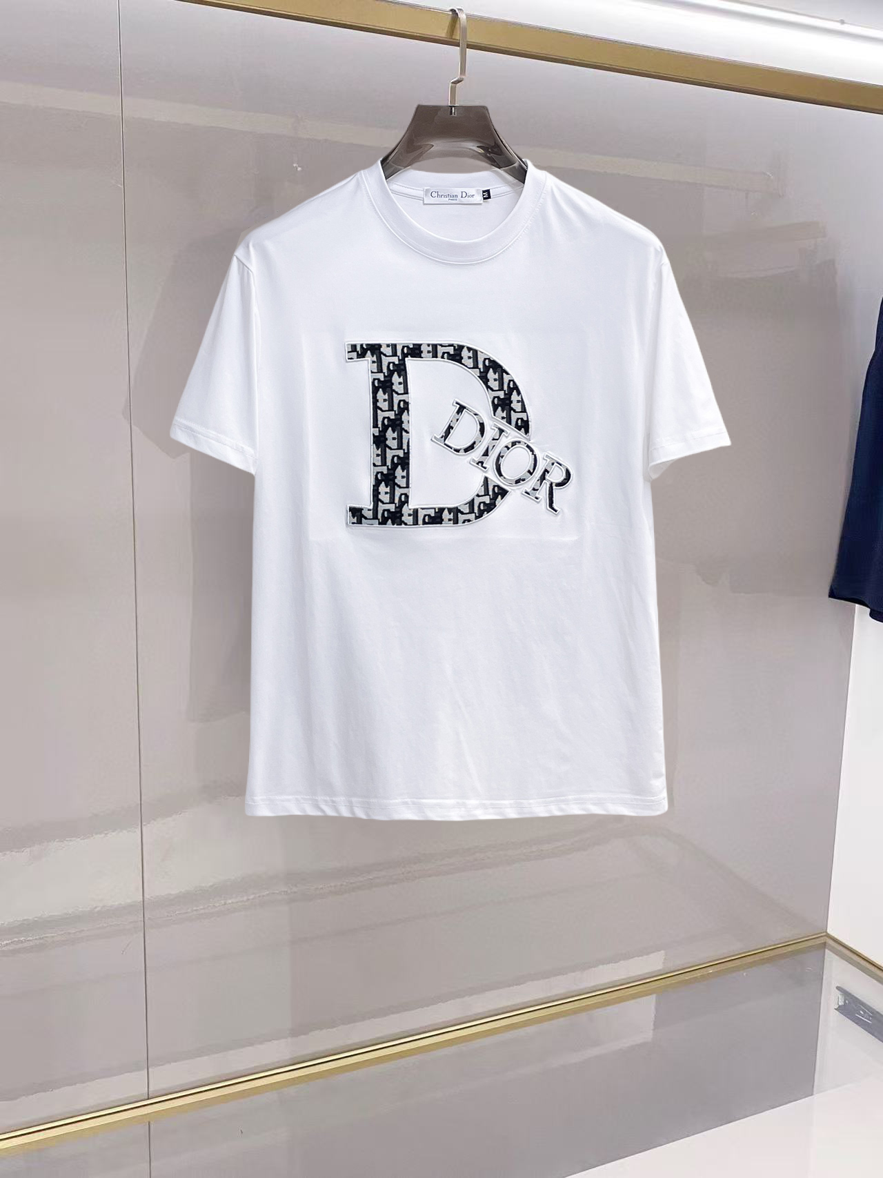 NO:776337,Dior's top products 2026 spring and summer new debut counter latest short-sleeved round neck T-shirt, high-end customization, avant-garde and fashionable design!  The brand logo is designed with heavy craftsmanship. High-end customized 260g fabric. Soft to the touch. Comfortable to wear. Exquisite stitching at the counter level. Fine workmanship. The upper body effect is incomparably handsome!  A must-have item for a stylish man!  Size M-XXXL,,dior,T-shirt,tees,t-shirt,19860909迪奥 顶级货品2026春夏新款首发专柜最新款短袖圆领T恤 高端订制 设计前卫时尚！品牌logo重工艺设计 高端定制260克面料.手感柔软.穿着舒适.专柜级别精致车线.做工精细.上身效果无敌帅气！型男必备单品！码数M-XXXL,,dior,T-shirt,tees，t-shirt,,Men's clothing