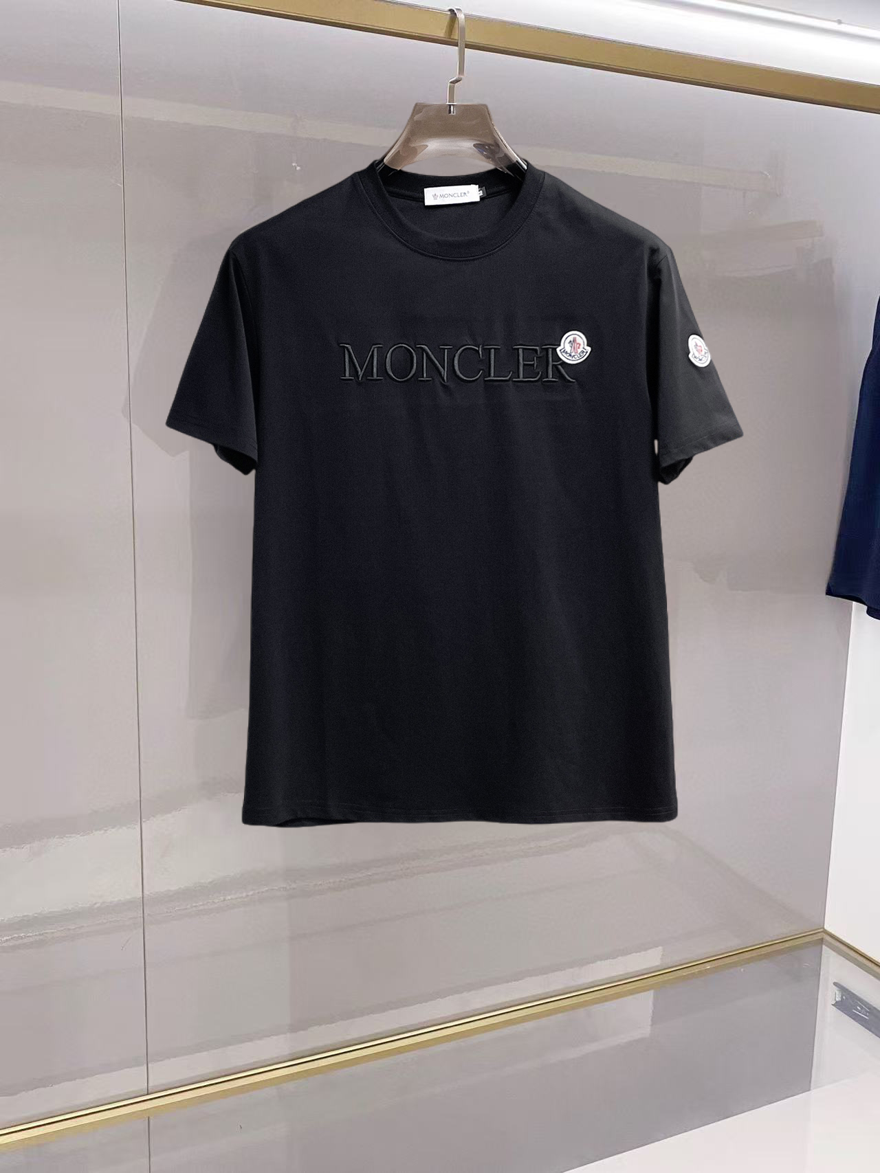 NO:776342,Mengkou's top products 2026 spring and summer new debut counter latest short-sleeved round neck T-shirt, high-end custom design, avant-garde and fashionable!  The brand logo is designed with heavy craftsmanship. High-end customized 260g fabric. Soft to the touch. Comfortable to wear. Exquisite stitching at the counter level. Fine workmanship. The upper body effect is incomparably handsome!  A must-have item for a stylish man!  Size M-XXXL,,Moncler,T-shirt,tees,t-shirt,19860909蒙口 顶级货品2026春夏新款首发专柜最新款短袖圆领T恤 高端订制 设计前卫时尚！品牌logo重工艺设计 高端定制260克面料.手感柔软.穿着舒适.专柜级别精致车线.做工精细.上身效果无敌帅气！型男必备单品！码数M-XXXL,,Moncler,T-shirt,tees，t-shirt,,Men's clothing