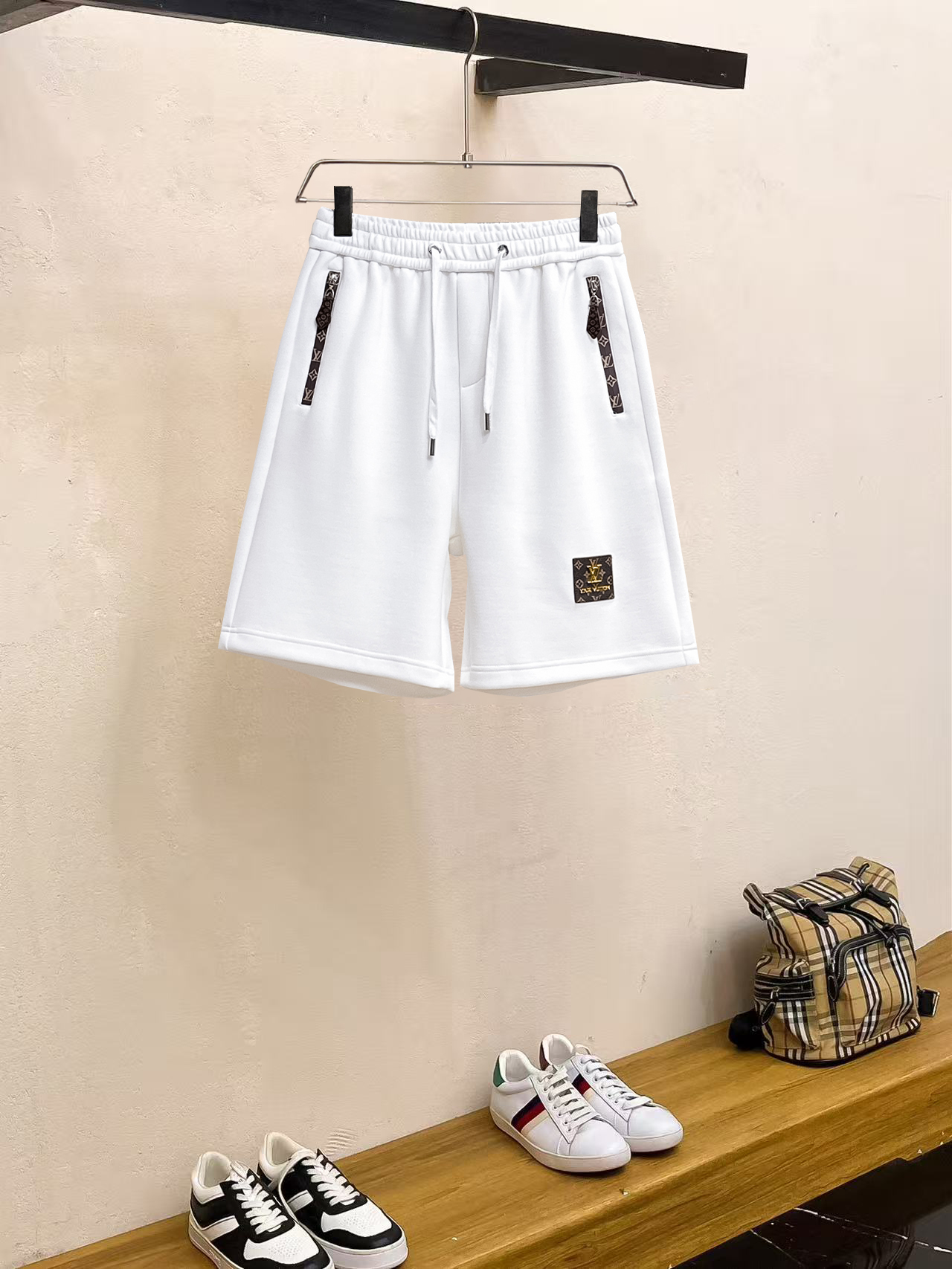 NO:857510,Lv 2026ss summer new original counter casual shorts, luxury classic brand original LOGO accessories, counter best-selling style, very comfortable to wear, low-key yet luxurious, very classy to wear. Needless to say the trousers style and tailoring, the upper body is exquisite and high-end, first-class and top-quality materials. Really palace-level casual trousers. The cotton of Turkey is of outstanding quality. After heavy washing, the pants are very soft!  Don't be picky. The upper body is absolutely stylish and extremely luxurious. Please quote your height and weight when ordering sizes M-3XL.,,louis vuitton,shorts,19860909Lv 2026ss夏季新款原单专柜休闲短裤,奢华经典品牌原版LOGO配饰 专柜热销款 身穿着非常舒适 低调不失奢华 穿出去非常有档次 裤型款式和裁剪亦无需多言 上身精致跃然高档一等一顶级质料 真正殿堂级的休闲裤 选用土耳其的棉花品质卓然,经过重水洗使得裤子很柔软！不挑人 上身绝对的有型 极度奢华. 尺码M-3XL下单报身高体重.,,louis vuitton,shorts,,Men's clothing
