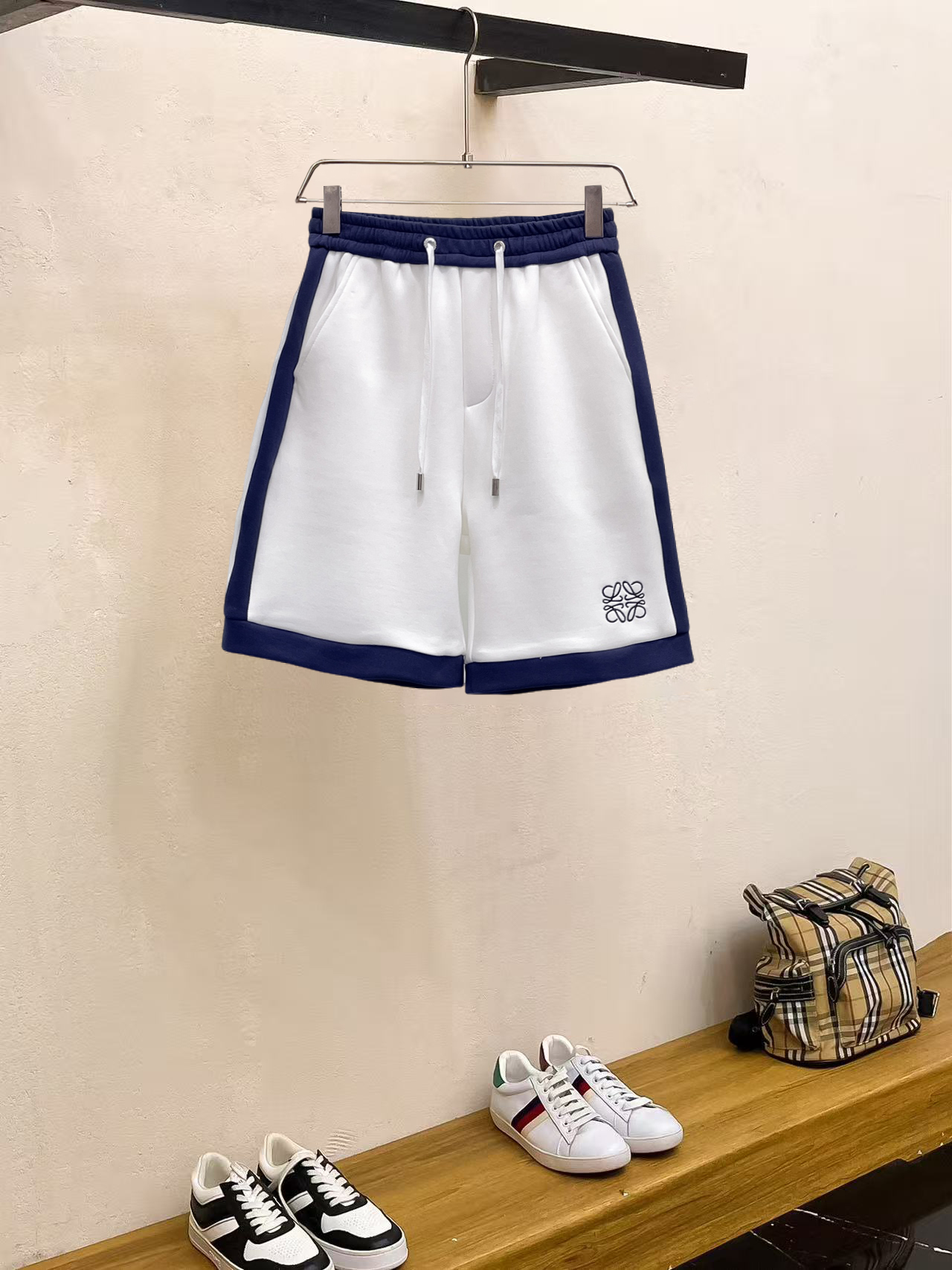 NO:857521,Loewe 2026ss summer new original counter casual shorts, luxury classic brand original LOGO accessories, counter best-selling model, very comfortable to wear, low-key yet luxurious, very classy to wear. Needless to say, the trousers style and tailoring. The upper body is exquisite and high-end, first-class and top-quality materials. Really palace-level casual trousers. The cotton of Turkey is of outstanding quality. After heavy washing, the pants are very soft!  Don't be picky, the upper body is absolutely stylish and extremely luxurious. Please quote your height and weight when ordering sizes M-3XL.,,loewe,shorts,19860909罗意威 2026ss夏季新款原单专柜休闲短裤,奢华经典品牌原版LOGO配饰 专柜热销款 身穿着非常舒适 低调不失奢华 穿出去非常有档次 裤型款式和裁剪亦无需多言 上身精致跃然高档一等一顶级质料 真正殿堂级的休闲裤 选用土耳其的棉花品质卓然,经过重水洗使得裤子很柔软！不挑人 上身绝对的有型 极度奢华. 尺码M-3XL下单报身高体重.,,loewe,shorts,,Men's clothing