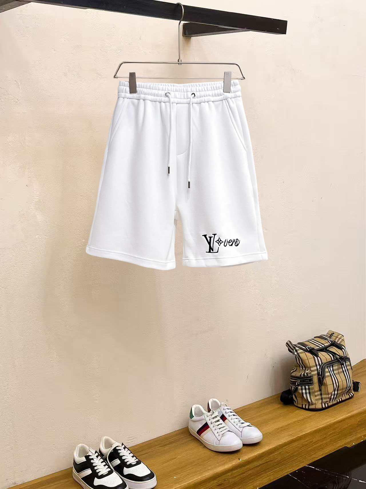 NO:857531,Lv 2026ss summer new original counter casual shorts, luxury classic brand original LOGO accessories, counter best-selling style, very comfortable to wear, low-key yet luxurious, very classy to wear. Needless to say the trousers style and tailoring, the upper body is exquisite and high-end, first-class and top-quality materials. Really palace-level casual trousers. The cotton of Turkey is of outstanding quality. After heavy washing, the pants are very soft!  Don't be picky. The upper body is absolutely stylish and extremely luxurious. Please quote your height and weight when ordering sizes M-3XL.,,louis vuitton,shorts,19860909Lv 2026ss夏季新款原单专柜休闲短裤,奢华经典品牌原版LOGO配饰 专柜热销款 身穿着非常舒适 低调不失奢华 穿出去非常有档次 裤型款式和裁剪亦无需多言 上身精致跃然高档一等一顶级质料 真正殿堂级的休闲裤 选用土耳其的棉花品质卓然,经过重水洗使得裤子很柔软！不挑人 上身绝对的有型 极度奢华. 尺码M-3XL下单报身高体重.,,louis vuitton,shorts,,Men's clothing