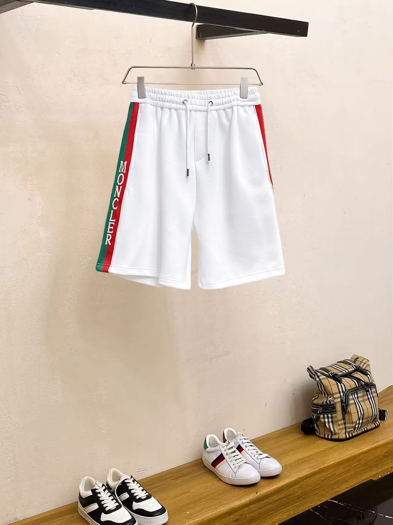NO:857539,Mengkou 2026ss summer new original counter casual shorts, luxury classic brand original LOGO accessories, counter best-selling model, very comfortable to wear, low-key yet luxurious, very classy to wear. Needless to say the trousers style and tailoring, the upper body is exquisite and high-end, first-class and top-quality materials. Really palace-level casual pants. The cotton of Turkey is of outstanding quality. After heavy washing, the pants are very soft!  Don't be picky. The upper body is absolutely stylish and extremely luxurious. Please state your height and weight when ordering sizes M-3XL.,,Moncler,shorts,19860909蒙口 2026ss夏季新款原单专柜休闲短裤,奢华经典品牌原版LOGO配饰 专柜热销款 身穿着非常舒适 低调不失奢华 穿出去非常有档次 裤型款式和裁剪亦无需多言 上身精致跃然高档一等一顶级质料 真正殿堂级的休闲裤 选用土耳其的棉花品质卓然,经过重水洗使得裤子很柔软！不挑人 上身绝对的有型 极度奢华. 尺码M-3XL下单报身高体重.,,Moncler,shorts,,Men's clothing