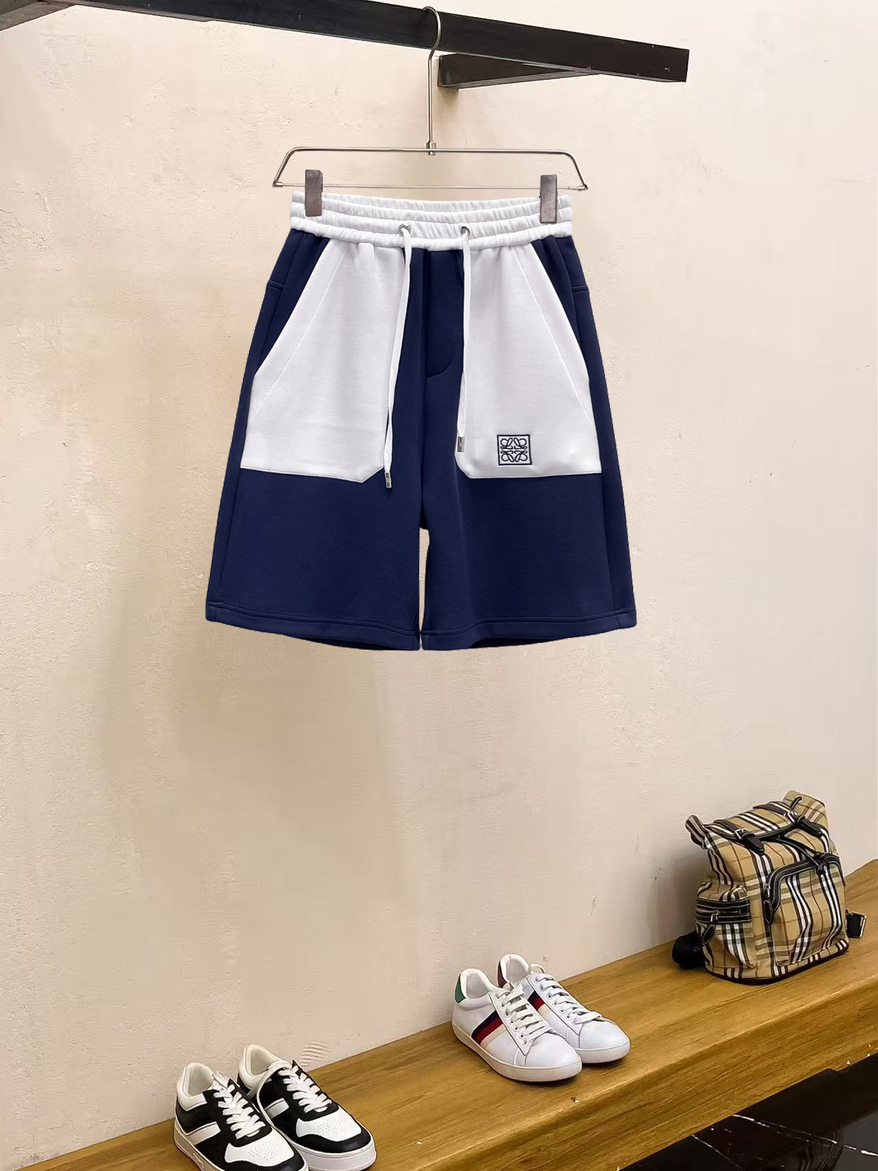 NO:857550,Loewe 2026ss summer new original counter casual shorts, luxury classic brand original LOGO accessories, counter best-selling model, very comfortable to wear, low-key yet luxurious, very classy to wear. Needless to say, the trousers style and tailoring. The upper body is exquisite and high-end, first-class and top-quality materials. Really palace-level casual trousers. The cotton of Turkey is of outstanding quality. After heavy washing, the pants are very soft!  Don't be picky, the upper body is absolutely stylish and extremely luxurious. Please quote your height and weight when ordering sizes M-3XL.,,loewe,shorts,19860909罗意威 2026ss夏季新款原单专柜休闲短裤,奢华经典品牌原版LOGO配饰 专柜热销款 身穿着非常舒适 低调不失奢华 穿出去非常有档次 裤型款式和裁剪亦无需多言 上身精致跃然高档一等一顶级质料 真正殿堂级的休闲裤 选用土耳其的棉花品质卓然,经过重水洗使得裤子很柔软！不挑人 上身绝对的有型 极度奢华. 尺码M-3XL下单报身高体重.,,loewe,shorts,,Men's clothing