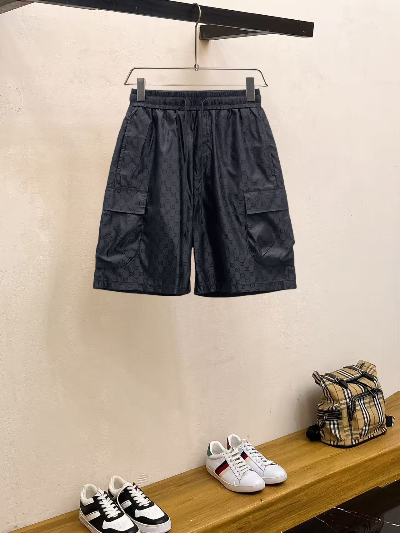 NO:857560,Gucci 2026ss summer new original counter casual shorts, luxury classic brand original LOGO accessories, counter best-selling model. Very comfortable to wear, low-key yet luxurious, very classy to wear. Needless to say the trousers style and tailoring. The upper body is exquisite and high-end, first-class and top-quality materials. Really palace-level casual pants. The cotton of Turkey is of outstanding quality. After heavy washing, the pants are very soft!  Don't be picky. The upper body is absolutely stylish and extremely luxurious. Please state your height and weight when placing an order for sizes M-3XL.,,shorts,19860909古奇 2026ss夏季新款原单专柜休闲短裤,奢华经典品牌原版LOGO配饰 专柜热销款 身穿着非常舒适 低调不失奢华 穿出去非常有档次 裤型款式和裁剪亦无需多言 上身精致跃然高档一等一顶级质料 真正殿堂级的休闲裤 选用土耳其的棉花品质卓然,经过重水洗使得裤子很柔软！不挑人 上身绝对的有型 极度奢华. 尺码M-3XL下单报身高体重.,,shorts,,Men's clothing