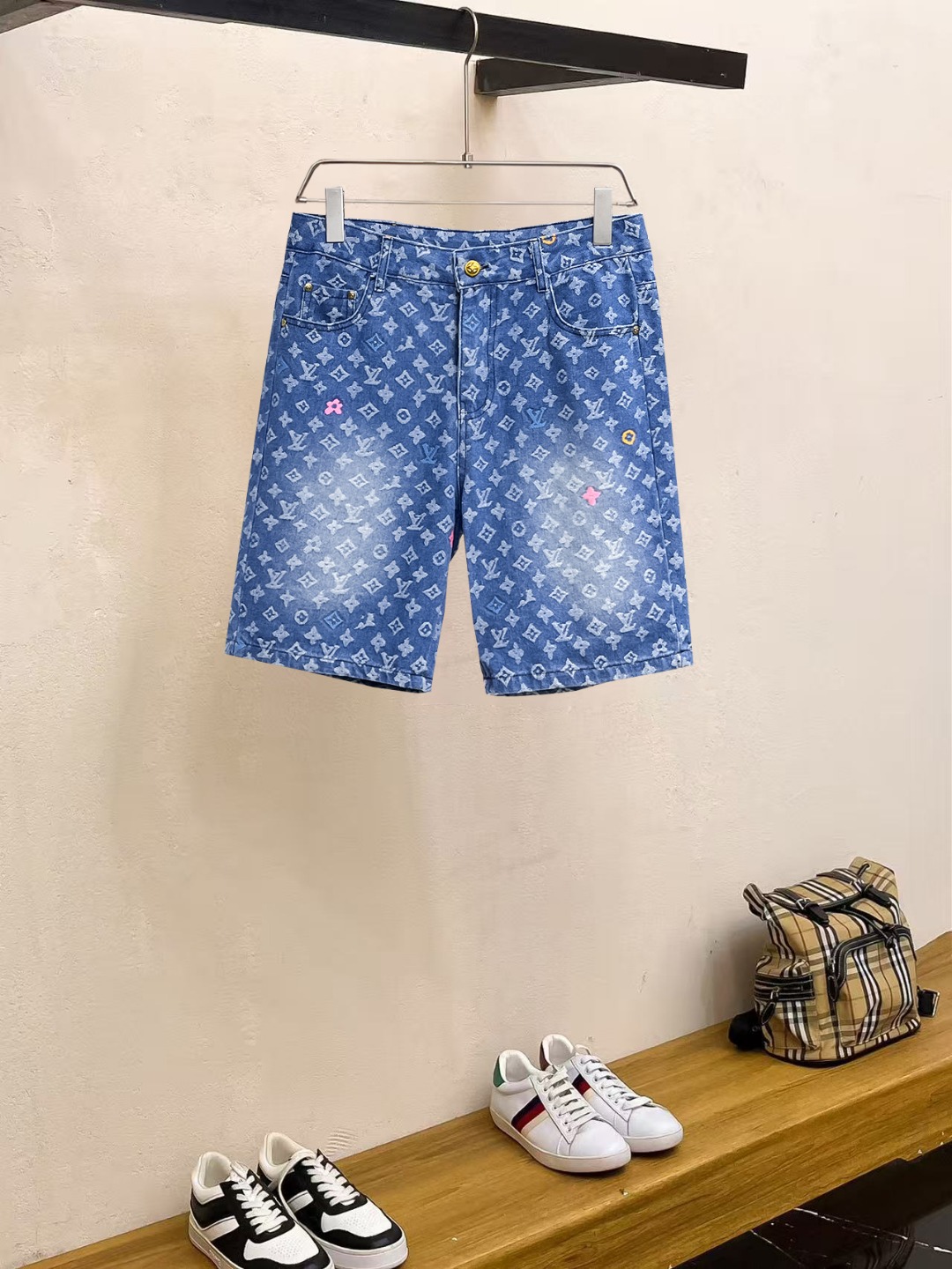 NO:857416,LV 2026 new summer men's denim shorts, heavy craftsmanship, advanced custom fabrics, breathable fabrics, extremely breathable, elastic and comfortable, impeccable details, top accessories, original logo design concept, delicate and soft feel!  The upper body fit is awesome!  Size M-3XL,,louis vuitton,shorts,19860909LV 2026夏季新款男士牛仔短裤,重工艺高级定制面料透气面料 透气弹力舒适度极高,细节无可挑剔,顶级辅料配备,原版logo设计理念,手感细腻柔软！上身版型超赞！尺码M-3XL,,louis vuitton,shorts,,Men's clothing