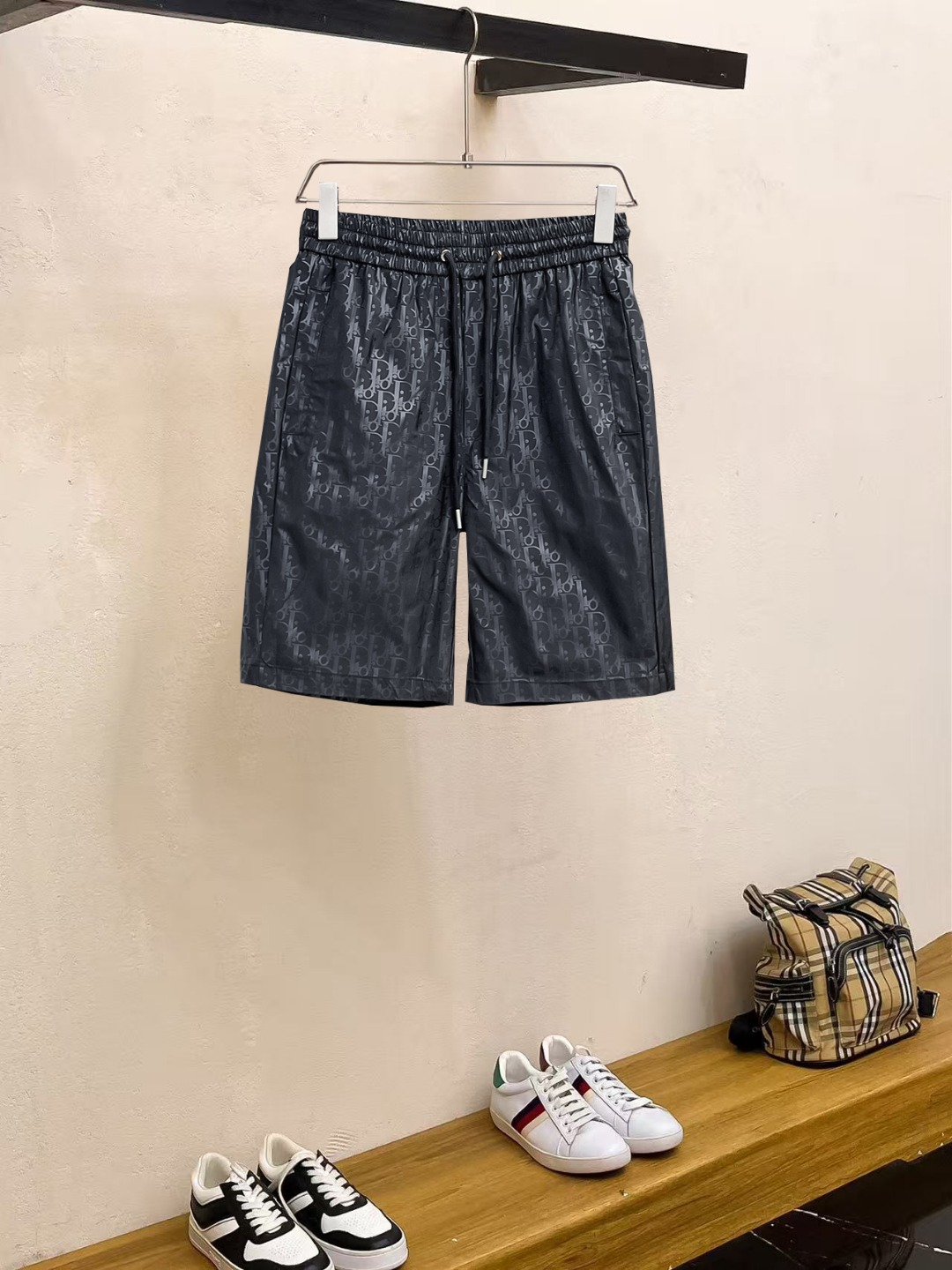 NO:857428,Dior 2026ss summer new original counter casual shorts, luxury classic brand original LOGO accessories, counter best-selling model. Very comfortable to wear, low-key yet luxurious, very classy to wear. Needless to say the trousers style and tailoring. The upper body is exquisite and high-end, first-class and top-quality materials. Really palace-level casual pants. The cotton of Turkey is of outstanding quality. After heavy washing, the pants are very soft!  Don't be picky. The upper body is absolutely stylish and extremely luxurious. Please state your height and weight when placing an order for sizes M-3XL.,,dior,shorts,19860909迪奥 2026ss夏季新款原单专柜休闲短裤,奢华经典品牌原版LOGO配饰 专柜热销款 身穿着非常舒适 低调不失奢华 穿出去非常有档次 裤型款式和裁剪亦无需多言 上身精致跃然高档一等一顶级质料 真正殿堂级的休闲裤 选用土耳其的棉花品质卓然,经过重水洗使得裤子很柔软！不挑人 上身绝对的有型 极度奢华. 尺码M-3XL下单报身高体重.,,dior,shorts,,Men's clothing