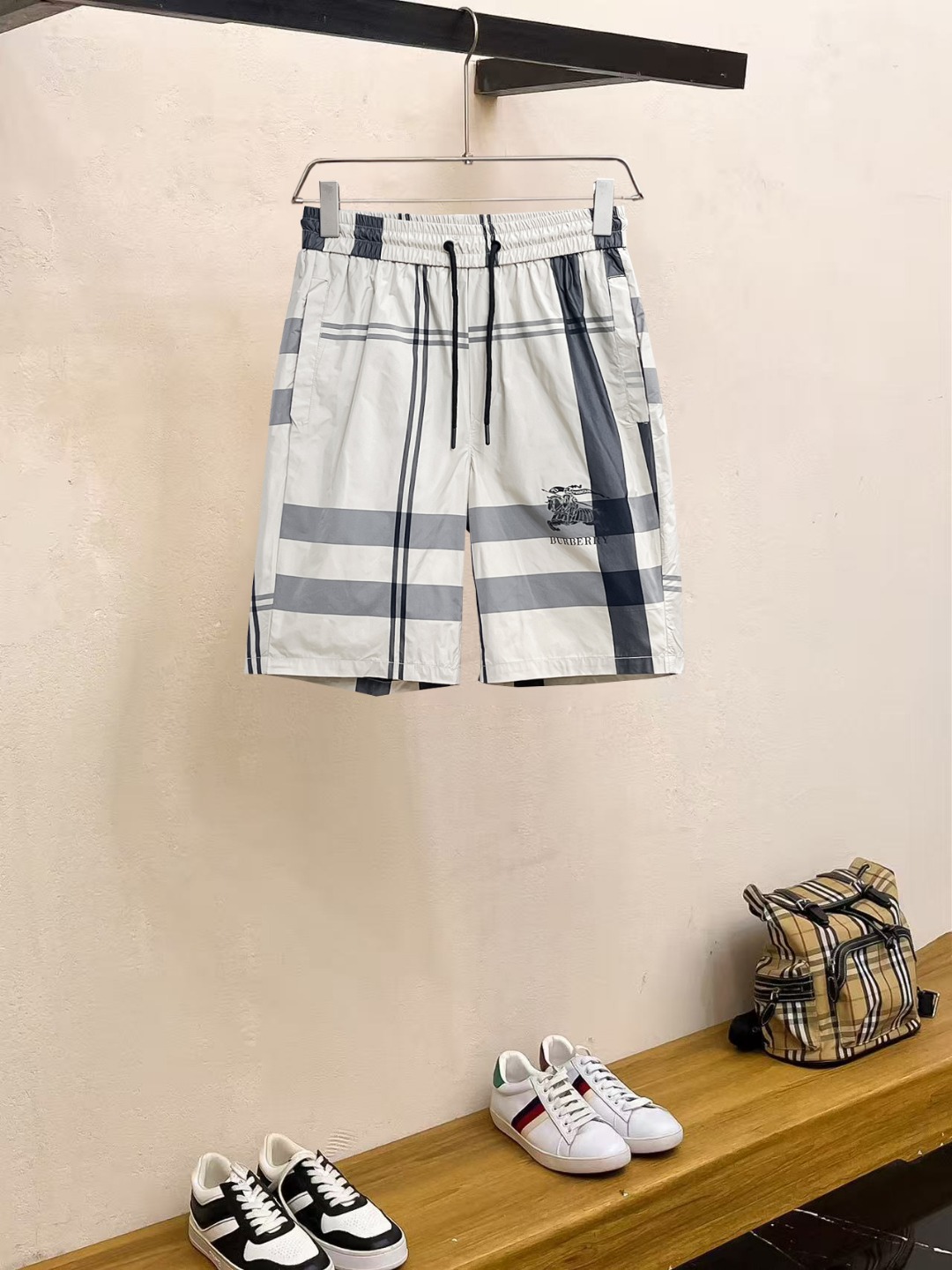 NO:857435,Burberry 2026ss summer new original counter casual shorts, luxury classic brand original LOGO accessories, counter best-selling model. Very comfortable to wear, low-key yet luxurious, very classy to wear. Needless to say the trousers style and tailoring. The upper body is exquisite and high-end, first-class and top-quality materials. Really palace-level casual pants. The cotton of Turkey is of outstanding quality. After heavy washing, the pants are very soft!  Don't be picky. The upper body is absolutely stylish and extremely luxurious. Please quote your height and weight when ordering sizes M-3XL.,,burberry,shorts,19860909巴宝莉 2026ss夏季新款原单专柜休闲短裤,奢华经典品牌原版LOGO配饰 专柜热销款 身穿着非常舒适 低调不失奢华 穿出去非常有档次 裤型款式和裁剪亦无需多言 上身精致跃然高档一等一顶级质料 真正殿堂级的休闲裤 选用土耳其的棉花品质卓然,经过重水洗使得裤子很柔软！不挑人 上身绝对的有型 极度奢华. 尺码M-3XL下单报身高体重.,,burberry,shorts,,Men's clothing