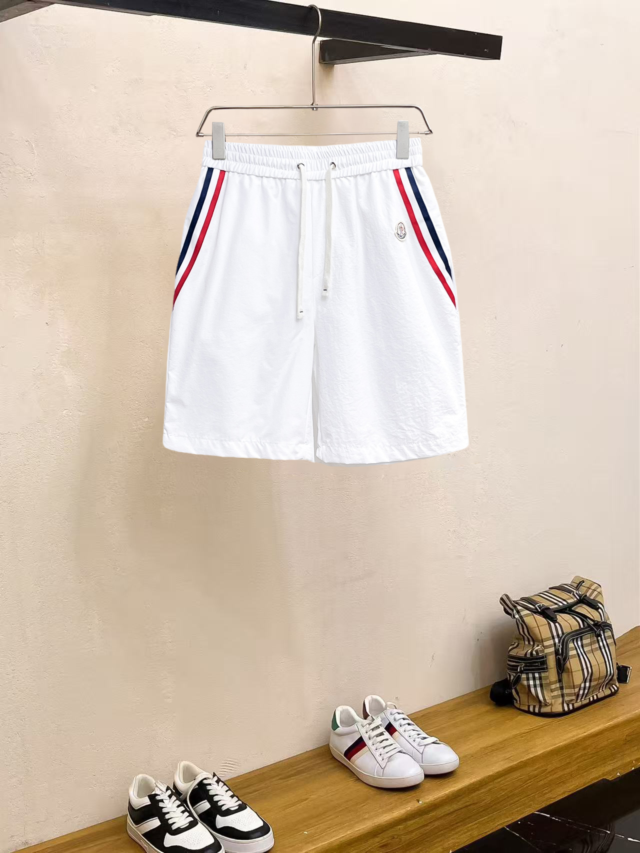 NO:857447,Mengkou 2026ss summer new original counter casual shorts, luxury classic brand original LOGO accessories, counter best-selling model, very comfortable to wear, low-key yet luxurious, very classy to wear. Needless to say the trousers style and tailoring, the upper body is exquisite and high-end, first-class and top-quality materials. Really palace-level casual pants. The cotton of Turkey is of outstanding quality. After heavy washing, the pants are very soft!  Don't be picky. The upper body is absolutely stylish and extremely luxurious. Please state your height and weight when ordering sizes M-3XL.,,Moncler,shorts,19860909蒙口 2026ss夏季新款原单专柜休闲短裤,奢华经典品牌原版LOGO配饰 专柜热销款 身穿着非常舒适 低调不失奢华 穿出去非常有档次 裤型款式和裁剪亦无需多言 上身精致跃然高档一等一顶级质料 真正殿堂级的休闲裤 选用土耳其的棉花品质卓然,经过重水洗使得裤子很柔软！不挑人 上身绝对的有型 极度奢华. 尺码M-3XL下单报身高体重.,,Moncler,shorts,,Men's clothing