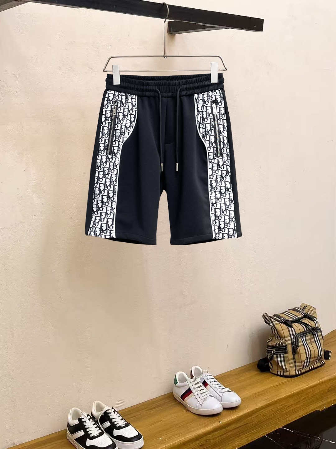 NO:857459,Dior 2026ss summer new original counter casual shorts, luxury classic brand original LOGO accessories, counter best-selling model. Very comfortable to wear, low-key yet luxurious, very classy to wear. Needless to say the trousers style and tailoring. The upper body is exquisite and high-end, first-class and top-quality materials. Really palace-level casual pants. The cotton of Turkey is of outstanding quality. After heavy washing, the pants are very soft!  Don't be picky. The upper body is absolutely stylish and extremely luxurious. Please state your height and weight when placing an order for sizes M-3XL.,,dior,shorts,19860909迪奥 2026ss夏季新款原单专柜休闲短裤,奢华经典品牌原版LOGO配饰 专柜热销款 身穿着非常舒适 低调不失奢华 穿出去非常有档次 裤型款式和裁剪亦无需多言 上身精致跃然高档一等一顶级质料 真正殿堂级的休闲裤 选用土耳其的棉花品质卓然,经过重水洗使得裤子很柔软！不挑人 上身绝对的有型 极度奢华. 尺码M-3XL下单报身高体重.,,dior,shorts,,Men's clothing