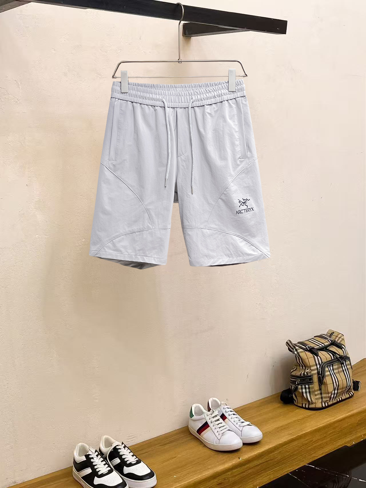 NO:857469,Arc'teryx 2026ss summer new original counter casual shorts, luxury classic brand original LOGO accessories, counter best-selling model, very comfortable to wear, low-key yet luxurious, very classy to wear. Needless to say, the trousers style and tailoring. The upper body is exquisite and high-end, first-class and top-quality materials. Really palace-level casual pants. The cotton of Türkiye is of outstanding quality. After heavy washing, the pants are very soft!  Don't be picky, the upper body is absolutely stylish and extremely luxurious. Please state your height and weight when placing an order for sizes M-3XL.,arc'teryx,shorts,19860909始祖鸟 2026ss夏季新款原单专柜休闲短裤,奢华经典品牌原版LOGO配饰 专柜热销款 身穿着非常舒适 低调不失奢华 穿出去非常有档次 裤型款式和裁剪亦无需多言 上身精致跃然高档一等一顶级质料 真正殿堂级的休闲裤 选用土耳其的棉花品质卓然,经过重水洗使得裤子很柔软！不挑人 上身绝对的有型 极度奢华. 尺码M-3XL下单报身高体重.,arc'teryx,shorts,,Men's clothing