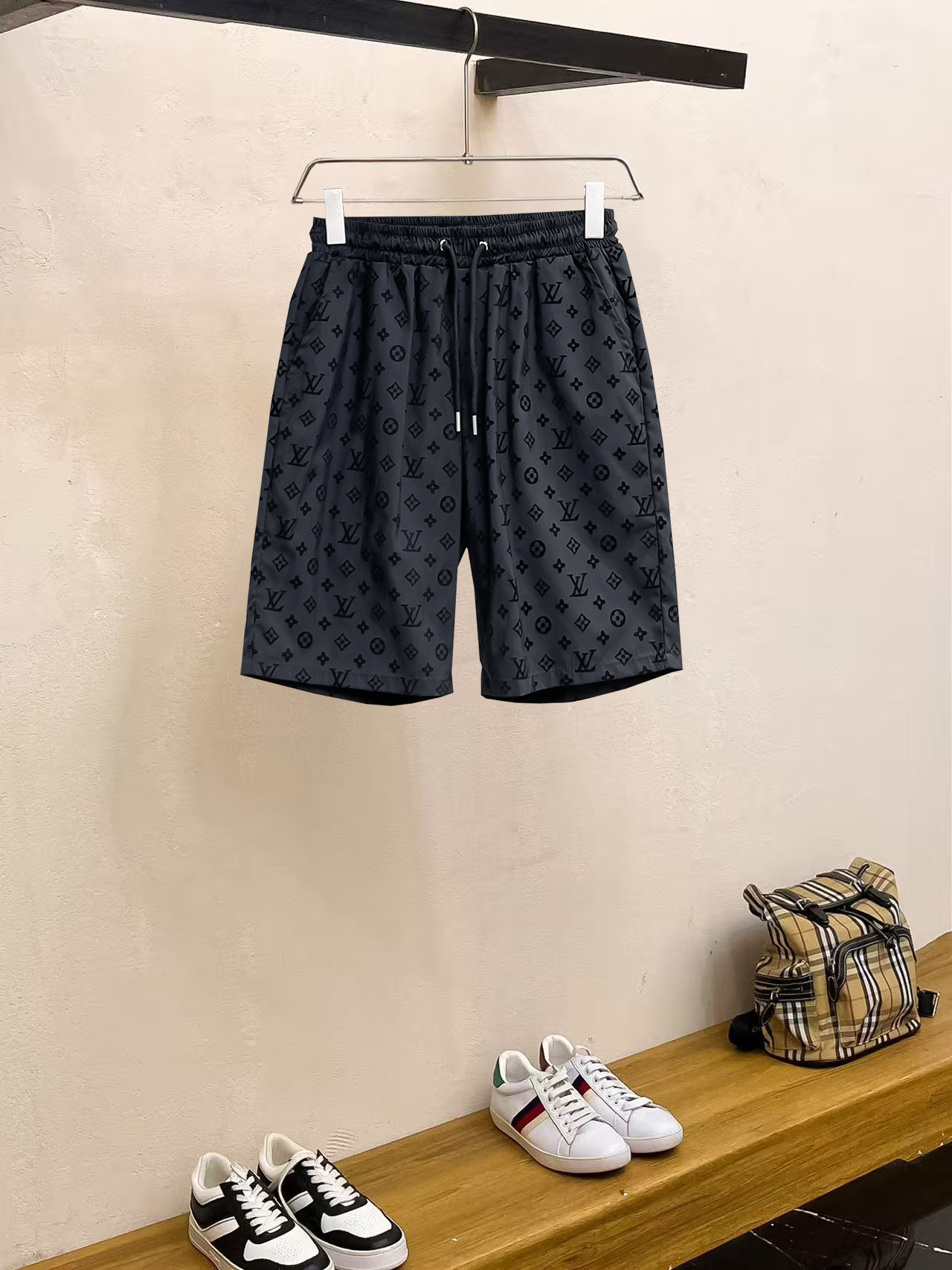 NO:857486,Lv 2026ss summer new original counter casual shorts, luxury classic brand original LOGO accessories, counter best-selling style, very comfortable to wear, low-key yet luxurious, very classy to wear. Needless to say the trousers style and tailoring, the upper body is exquisite and high-end, first-class and top-quality materials. Really palace-level casual trousers. The cotton of Turkey is of outstanding quality. After heavy washing, the pants are very soft!  Don't be picky. The upper body is absolutely stylish and extremely luxurious. Please quote your height and weight when ordering sizes M-3XL.,,louis vuitton,shorts,19860909Lv 2026ss夏季新款原单专柜休闲短裤,奢华经典品牌原版LOGO配饰 专柜热销款 身穿着非常舒适 低调不失奢华 穿出去非常有档次 裤型款式和裁剪亦无需多言 上身精致跃然高档一等一顶级质料 真正殿堂级的休闲裤 选用土耳其的棉花品质卓然,经过重水洗使得裤子很柔软！不挑人 上身绝对的有型 极度奢华. 尺码M-3XL下单报身高体重.,,louis vuitton,shorts,,Men's clothing