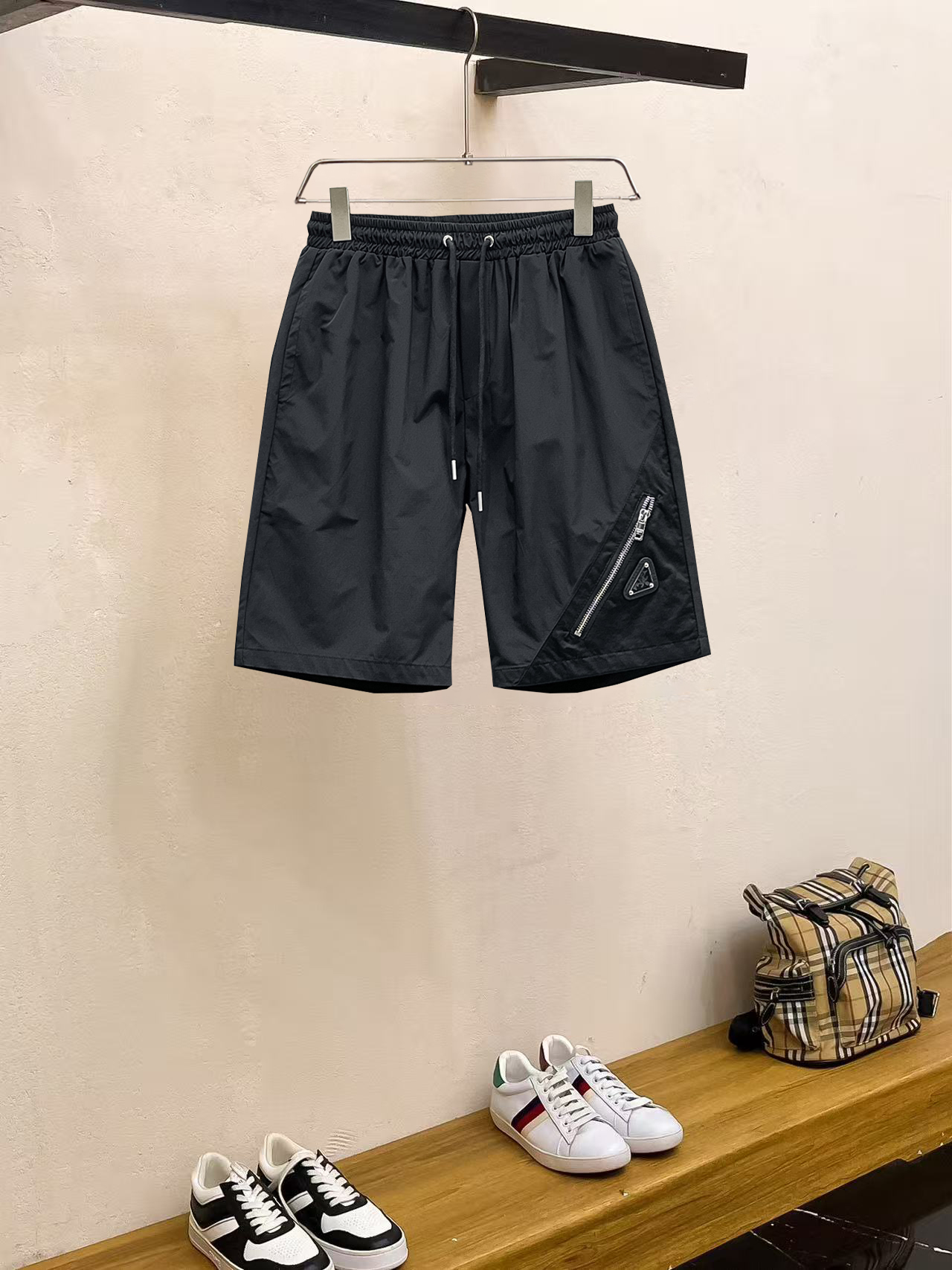 NO:857493,Prada 2026ss summer new original counter casual shorts, luxury classic brand original LOGO accessories, counter best-selling model. Very comfortable to wear, low-key yet luxurious, very classy to wear. Needless to say the trousers style and tailoring. The upper body is exquisite and high-end, first-class and top-quality materials. Really palace-level casual pants. The cotton of Turkey is of outstanding quality. After heavy washing, the pants are very soft!  Don't be picky. The upper body is absolutely stylish and extremely luxurious. Please quote your height and weight when ordering sizes M-3XL.,,prada,shorts,19860909普拉达 2026ss夏季新款原单专柜休闲短裤,奢华经典品牌原版LOGO配饰 专柜热销款 身穿着非常舒适 低调不失奢华 穿出去非常有档次 裤型款式和裁剪亦无需多言 上身精致跃然高档一等一顶级质料 真正殿堂级的休闲裤 选用土耳其的棉花品质卓然,经过重水洗使得裤子很柔软！不挑人 上身绝对的有型 极度奢华. 尺码M-3XL下单报身高体重.,,prada,shorts,,Men's clothing