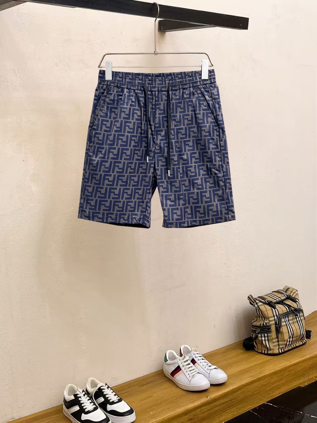 NO:857502,Fendi 2026ss summer new original counter casual shorts, luxury classic brand original LOGO accessories, counter best-selling style, very comfortable to wear, low-key yet luxurious, very classy to wear. Needless to say the trousers style and tailoring, the upper body is exquisite and high-end, first-class and top-quality materials. Really palace-level casual pants. The cotton of Turkey is of outstanding quality. After heavy washing, the pants are very soft!  Don't be picky, the upper body is absolutely stylish and extremely luxurious. Please quote your height and weight when ordering sizes M-3XL.,,fendi,shorts,19860909芬迪 2026ss夏季新款原单专柜休闲短裤,奢华经典品牌原版LOGO配饰 专柜热销款 身穿着非常舒适 低调不失奢华 穿出去非常有档次 裤型款式和裁剪亦无需多言 上身精致跃然高档一等一顶级质料 真正殿堂级的休闲裤 选用土耳其的棉花品质卓然,经过重水洗使得裤子很柔软！不挑人 上身绝对的有型 极度奢华. 尺码M-3XL下单报身高体重.,,fendi,shorts,,Men's clothing