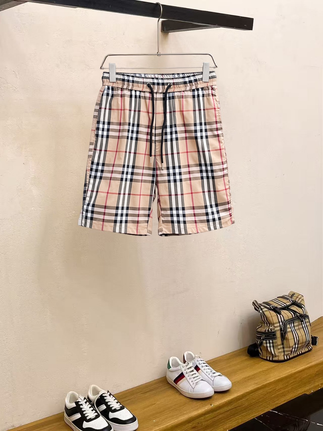 NO:857511,Burberry 2026ss summer new original counter casual shorts, luxury classic brand original LOGO accessories, counter best-selling model. Very comfortable to wear, low-key yet luxurious, very classy to wear. Needless to say the trousers style and tailoring. The upper body is exquisite and high-end, first-class and top-quality materials. Really palace-level casual pants. The cotton of Turkey is of outstanding quality. After heavy washing, the pants are very soft!  Don't be picky. The upper body is absolutely stylish and extremely luxurious. Please quote your height and weight when ordering sizes M-3XL.,,burberry,shorts,19860909巴宝莉 2026ss夏季新款原单专柜休闲短裤,奢华经典品牌原版LOGO配饰 专柜热销款 身穿着非常舒适 低调不失奢华 穿出去非常有档次 裤型款式和裁剪亦无需多言 上身精致跃然高档一等一顶级质料 真正殿堂级的休闲裤 选用土耳其的棉花品质卓然,经过重水洗使得裤子很柔软！不挑人 上身绝对的有型 极度奢华. 尺码M-3XL下单报身高体重.,,burberry,shorts,,Men's clothing