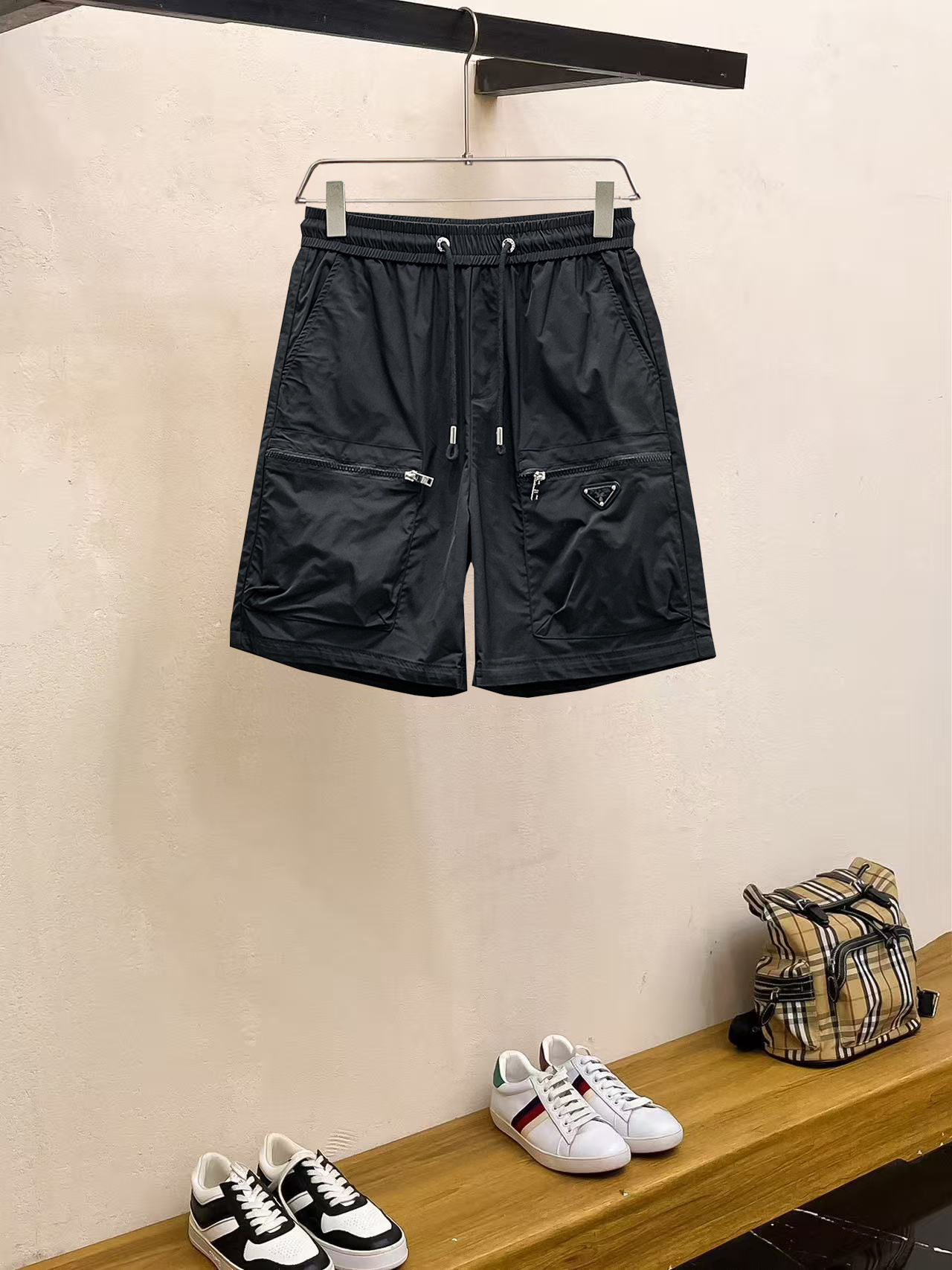 NO:857522,Prada 2026ss summer new original counter casual shorts, luxury classic brand original LOGO accessories, counter best-selling model. Very comfortable to wear, low-key yet luxurious, very classy to wear. Needless to say the trousers style and tailoring. The upper body is exquisite and high-end, first-class and top-quality materials. Really palace-level casual pants. The cotton of Turkey is of outstanding quality. After heavy washing, the pants are very soft!  Don't be picky. The upper body is absolutely stylish and extremely luxurious. Please quote your height and weight when ordering sizes M-3XL.,,prada,shorts,19860909普拉达 2026ss夏季新款原单专柜休闲短裤,奢华经典品牌原版LOGO配饰 专柜热销款 身穿着非常舒适 低调不失奢华 穿出去非常有档次 裤型款式和裁剪亦无需多言 上身精致跃然高档一等一顶级质料 真正殿堂级的休闲裤 选用土耳其的棉花品质卓然,经过重水洗使得裤子很柔软！不挑人 上身绝对的有型 极度奢华. 尺码M-3XL下单报身高体重.,,prada,shorts,,Men's clothing