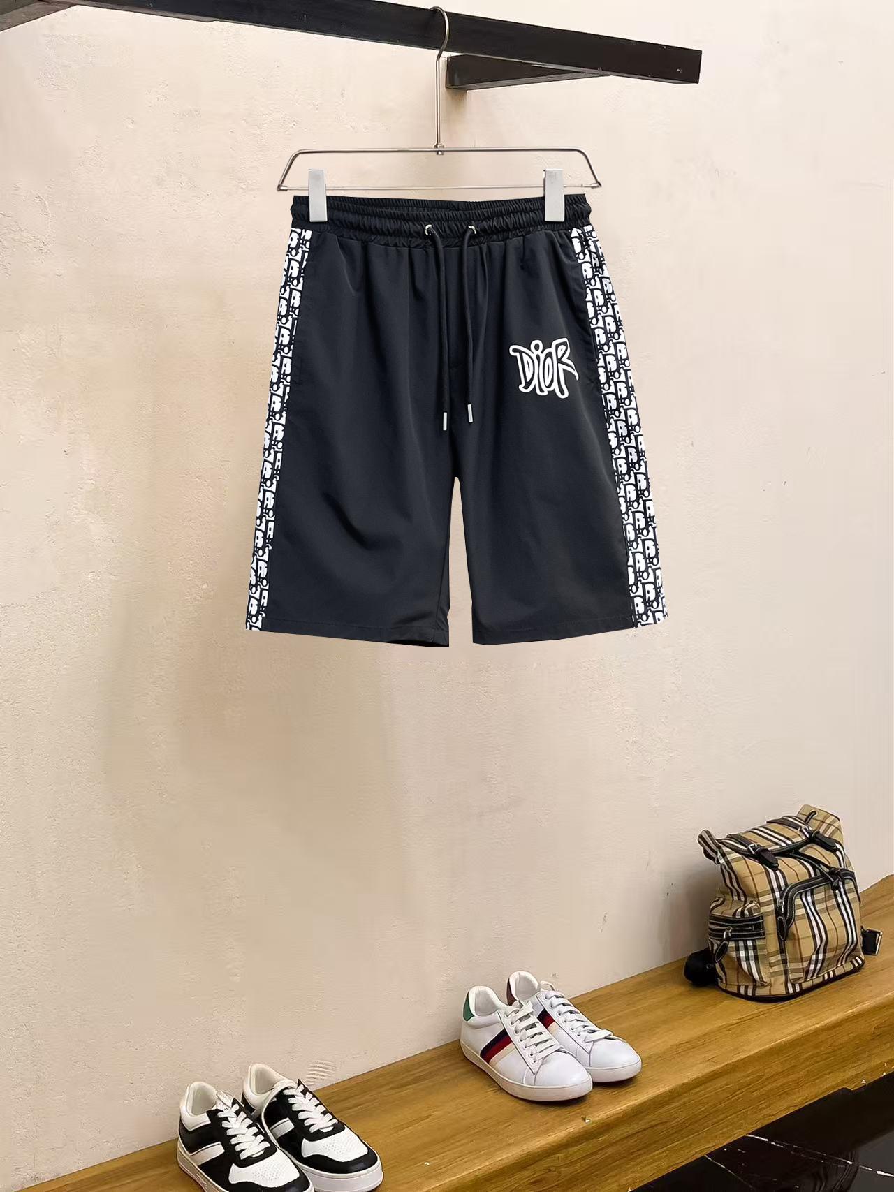 NO:857532,Dior 2026ss summer new original counter casual shorts, luxury classic brand original LOGO accessories, counter best-selling model. Very comfortable to wear, low-key yet luxurious, very classy to wear. Needless to say the trousers style and tailoring. The upper body is exquisite and high-end, first-class and top-quality materials. Really palace-level casual pants. The cotton of Turkey is of outstanding quality. After heavy washing, the pants are very soft!  Don't be picky. The upper body is absolutely stylish and extremely luxurious. Please state your height and weight when placing an order for sizes M-3XL.,,dior,shorts,19860909迪奥 2026ss夏季新款原单专柜休闲短裤,奢华经典品牌原版LOGO配饰 专柜热销款 身穿着非常舒适 低调不失奢华 穿出去非常有档次 裤型款式和裁剪亦无需多言 上身精致跃然高档一等一顶级质料 真正殿堂级的休闲裤 选用土耳其的棉花品质卓然,经过重水洗使得裤子很柔软！不挑人 上身绝对的有型 极度奢华. 尺码M-3XL下单报身高体重.,,dior,shorts,,Men's clothing