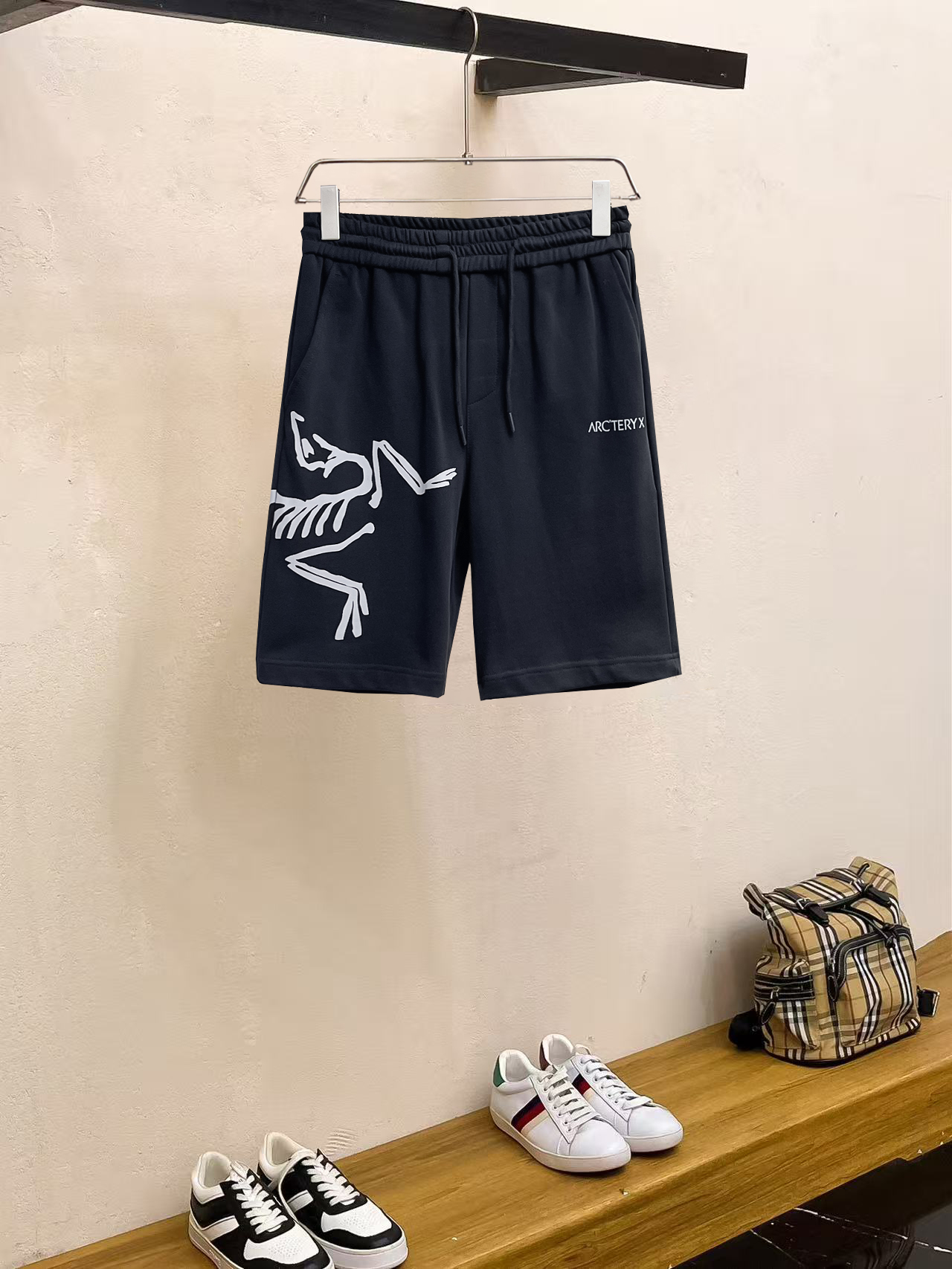 NO:857540,Arc'teryx 2026ss summer new original counter casual shorts, luxury classic brand original LOGO accessories, counter best-selling model, very comfortable to wear, low-key yet luxurious, very classy to wear. Needless to say, the trousers style and tailoring. The upper body is exquisite and high-end, first-class and top-quality materials. Really palace-level casual pants. The cotton of Türkiye is of outstanding quality. After heavy washing, the pants are very soft!  Don't be picky, the upper body is absolutely stylish and extremely luxurious. Please state your height and weight when placing an order for sizes M-3XL.,arc'teryx,shorts,19860909始祖鸟 2026ss夏季新款原单专柜休闲短裤,奢华经典品牌原版LOGO配饰 专柜热销款 身穿着非常舒适 低调不失奢华 穿出去非常有档次 裤型款式和裁剪亦无需多言 上身精致跃然高档一等一顶级质料 真正殿堂级的休闲裤 选用土耳其的棉花品质卓然,经过重水洗使得裤子很柔软！不挑人 上身绝对的有型 极度奢华. 尺码M-3XL下单报身高体重.,arc'teryx,shorts,,Men's clothing
