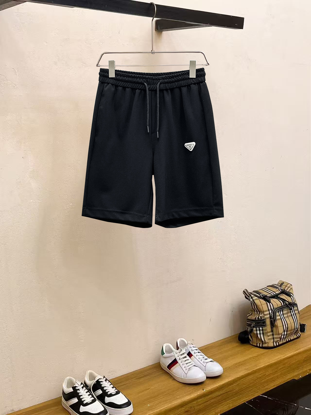NO:857549,Prada 2026ss summer new original counter casual shorts, luxury classic brand original LOGO accessories, counter best-selling model. Very comfortable to wear, low-key yet luxurious, very classy to wear. Needless to say the trousers style and tailoring. The upper body is exquisite and high-end, first-class and top-quality materials. Really palace-level casual pants. The cotton of Turkey is of outstanding quality. After heavy washing, the pants are very soft!  Don't be picky. The upper body is absolutely stylish and extremely luxurious. Please quote your height and weight when ordering sizes M-3XL.,,prada,shorts,19860909普拉达 2026ss夏季新款原单专柜休闲短裤,奢华经典品牌原版LOGO配饰 专柜热销款 身穿着非常舒适 低调不失奢华 穿出去非常有档次 裤型款式和裁剪亦无需多言 上身精致跃然高档一等一顶级质料 真正殿堂级的休闲裤 选用土耳其的棉花品质卓然,经过重水洗使得裤子很柔软！不挑人 上身绝对的有型 极度奢华. 尺码M-3XL下单报身高体重.,,prada,shorts,,Men's clothing