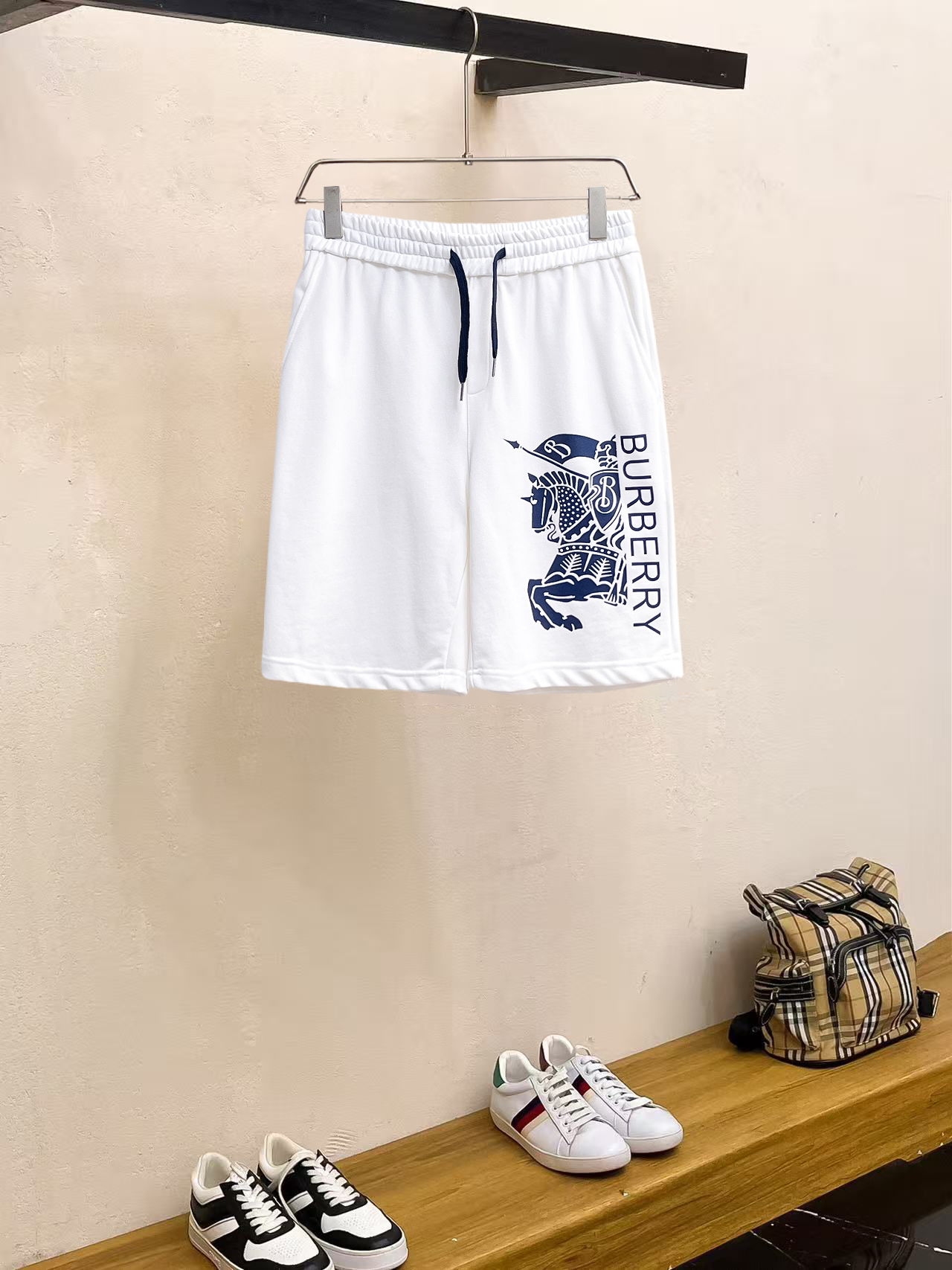NO:857559,Burberry 2026ss summer new original counter casual shorts, luxury classic brand original LOGO accessories, counter best-selling model. Very comfortable to wear, low-key yet luxurious, very classy to wear. Needless to say the trousers style and tailoring. The upper body is exquisite and high-end, first-class and top-quality materials. Really palace-level casual pants. The cotton of Turkey is of outstanding quality. After heavy washing, the pants are very soft!  Don't be picky. The upper body is absolutely stylish and extremely luxurious. Please quote your height and weight when ordering sizes M-3XL.,,burberry,shorts,19860909巴宝莉 2026ss夏季新款原单专柜休闲短裤,奢华经典品牌原版LOGO配饰 专柜热销款 身穿着非常舒适 低调不失奢华 穿出去非常有档次 裤型款式和裁剪亦无需多言 上身精致跃然高档一等一顶级质料 真正殿堂级的休闲裤 选用土耳其的棉花品质卓然,经过重水洗使得裤子很柔软！不挑人 上身绝对的有型 极度奢华. 尺码M-3XL下单报身高体重.,,burberry,shorts,,Men's clothing