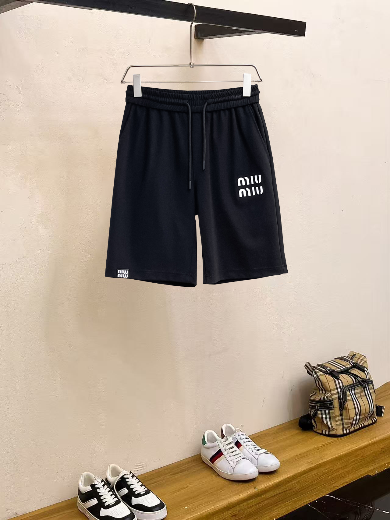 NO:857569,miumiu 2026ss summer new original counter casual shorts, luxury classic brand original LOGO accessories, counter best-selling model. Very comfortable to wear, low-key yet luxurious, very classy to wear. Needless to say the trousers style and tailoring. The upper body is exquisite and high-end, first-class and top-quality materials. Really palace-level casual pants. The cotton of Turkey is of outstanding quality. After heavy washing, the pants are very soft!  Don't be picky, the upper body is absolutely stylish and extremely luxurious. Please quote your height and weight when ordering sizes M-3XL.,,miumiu,shorts,19860909miumiu 2026ss夏季新款原单专柜休闲短裤,奢华经典品牌原版LOGO配饰 专柜热销款 身穿着非常舒适 低调不失奢华 穿出去非常有档次 裤型款式和裁剪亦无需多言 上身精致跃然高档一等一顶级质料 真正殿堂级的休闲裤 选用土耳其的棉花品质卓然,经过重水洗使得裤子很柔软！不挑人 上身绝对的有型 极度奢华. 尺码M-3XL下单报身高体重.,,miumiu,shorts,,Men's clothing
