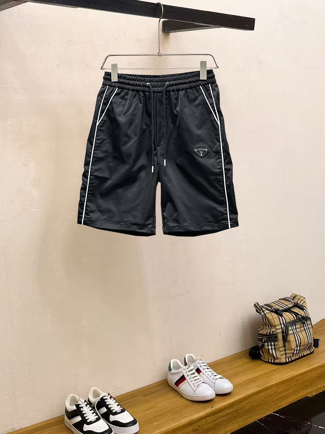 NO:857487,Prada 2026ss summer new original counter casual shorts, luxury classic brand original LOGO accessories, counter best-selling model. Very comfortable to wear, low-key yet luxurious, very classy to wear. Needless to say the trousers style and tailoring. The upper body is exquisite and high-end, first-class and top-quality materials. Really palace-level casual pants. The cotton of Turkey is of outstanding quality. After heavy washing, the pants are very soft!  Don't be picky. The upper body is absolutely stylish and extremely luxurious. Please quote your height and weight when ordering sizes M-3XL.,,prada,shorts,19860909普拉达 2026ss夏季新款原单专柜休闲短裤,奢华经典品牌原版LOGO配饰 专柜热销款 身穿着非常舒适 低调不失奢华 穿出去非常有档次 裤型款式和裁剪亦无需多言 上身精致跃然高档一等一顶级质料 真正殿堂级的休闲裤 选用土耳其的棉花品质卓然,经过重水洗使得裤子很柔软！不挑人 上身绝对的有型 极度奢华. 尺码M-3XL下单报身高体重.,,prada,shorts,,Men's clothing