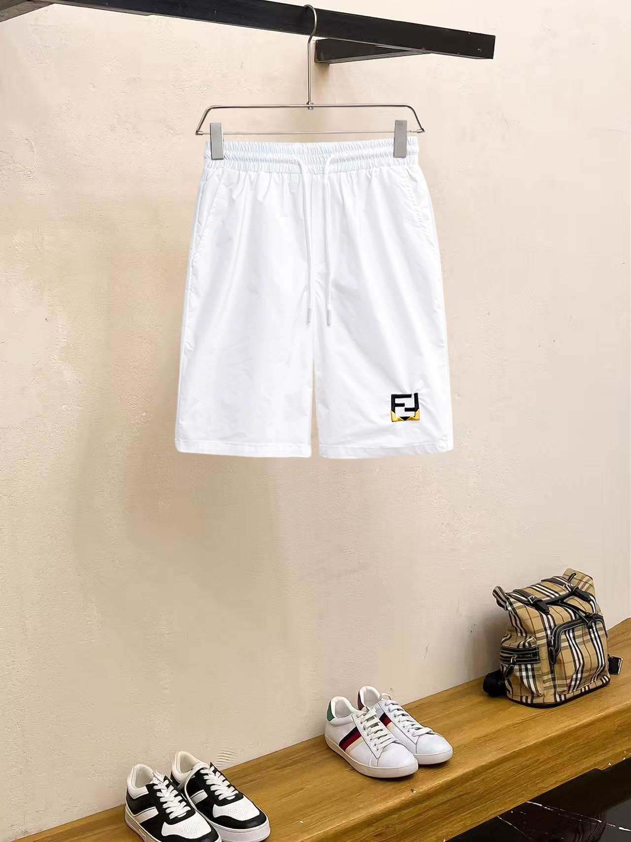 NO:857494,Fendi 2026ss summer new original counter casual shorts, luxury classic brand original LOGO accessories, counter best-selling style, very comfortable to wear, low-key yet luxurious, very classy to wear. Needless to say the trousers style and tailoring, the upper body is exquisite and high-end, first-class and top-quality materials. Really palace-level casual pants. The cotton of Turkey is of outstanding quality. After heavy washing, the pants are very soft!  Don't be picky, the upper body is absolutely stylish and extremely luxurious. Please quote your height and weight when ordering sizes M-3XL.,,fendi,shorts,19860909芬迪 2026ss夏季新款原单专柜休闲短裤,奢华经典品牌原版LOGO配饰 专柜热销款 身穿着非常舒适 低调不失奢华 穿出去非常有档次 裤型款式和裁剪亦无需多言 上身精致跃然高档一等一顶级质料 真正殿堂级的休闲裤 选用土耳其的棉花品质卓然,经过重水洗使得裤子很柔软！不挑人 上身绝对的有型 极度奢华. 尺码M-3XL下单报身高体重.,,fendi,shorts,,Men's clothing