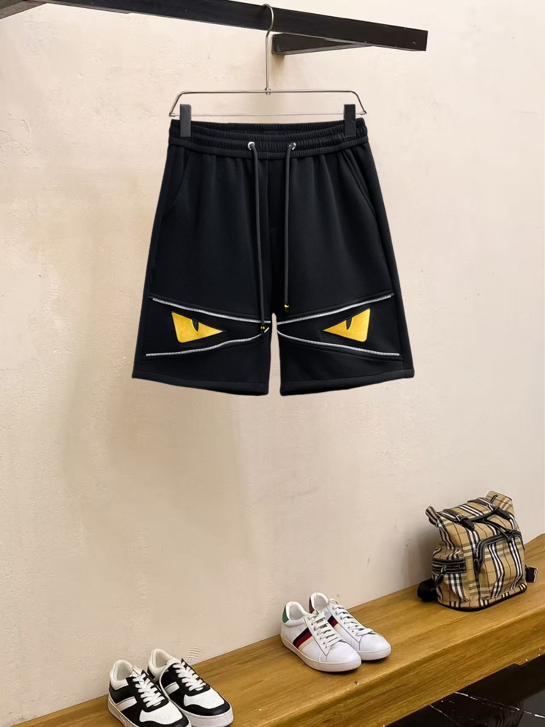 NO:857541,Fendi 2026ss summer new original counter casual shorts, luxury classic brand original LOGO accessories, counter best-selling style, very comfortable to wear, low-key yet luxurious, very classy to wear. Needless to say the trousers style and tailoring, the upper body is exquisite and high-end, first-class and top-quality materials. Really palace-level casual pants. The cotton of Turkey is of outstanding quality. After heavy washing, the pants are very soft!  Don't be picky, the upper body is absolutely stylish and extremely luxurious. Please quote your height and weight when ordering sizes M-3XL.,,fendi,shorts,19860909芬迪 2026ss夏季新款原单专柜休闲短裤,奢华经典品牌原版LOGO配饰 专柜热销款 身穿着非常舒适 低调不失奢华 穿出去非常有档次 裤型款式和裁剪亦无需多言 上身精致跃然高档一等一顶级质料 真正殿堂级的休闲裤 选用土耳其的棉花品质卓然,经过重水洗使得裤子很柔软！不挑人 上身绝对的有型 极度奢华. 尺码M-3XL下单报身高体重.,,fendi,shorts,,Men's clothing