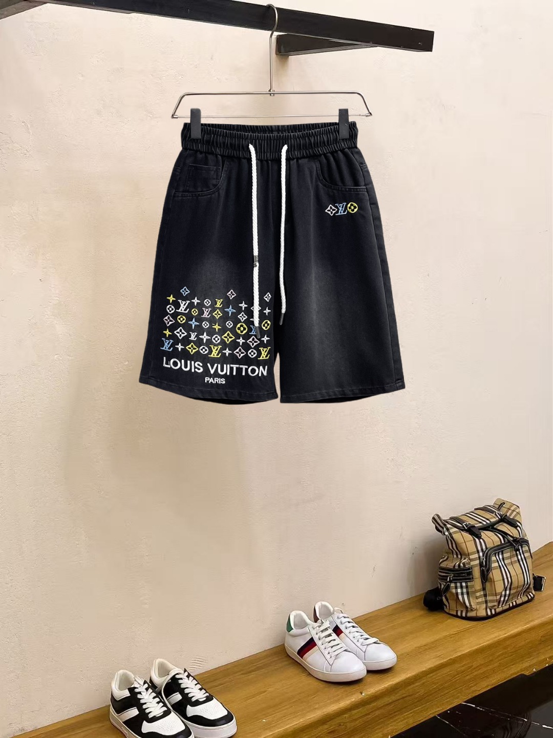 NO:857551,Lv 2026ss summer new original counter casual shorts, luxury classic brand original LOGO accessories, counter best-selling style, very comfortable to wear, low-key yet luxurious, very classy to wear. Needless to say the trousers style and tailoring, the upper body is exquisite and high-end, first-class and top-quality materials. Really palace-level casual trousers. The cotton of Turkey is of outstanding quality. After heavy washing, the pants are very soft!  Don't be picky. The upper body is absolutely stylish and extremely luxurious. Please quote your height and weight when ordering sizes M-3XL.,,louis vuitton,shorts,19860909Lv 2026ss夏季新款原单专柜休闲短裤,奢华经典品牌原版LOGO配饰 专柜热销款 身穿着非常舒适 低调不失奢华 穿出去非常有档次 裤型款式和裁剪亦无需多言 上身精致跃然高档一等一顶级质料 真正殿堂级的休闲裤 选用土耳其的棉花品质卓然,经过重水洗使得裤子很柔软！不挑人 上身绝对的有型 极度奢华. 尺码M-3XL下单报身高体重.,,louis vuitton,shorts,,Men's clothing