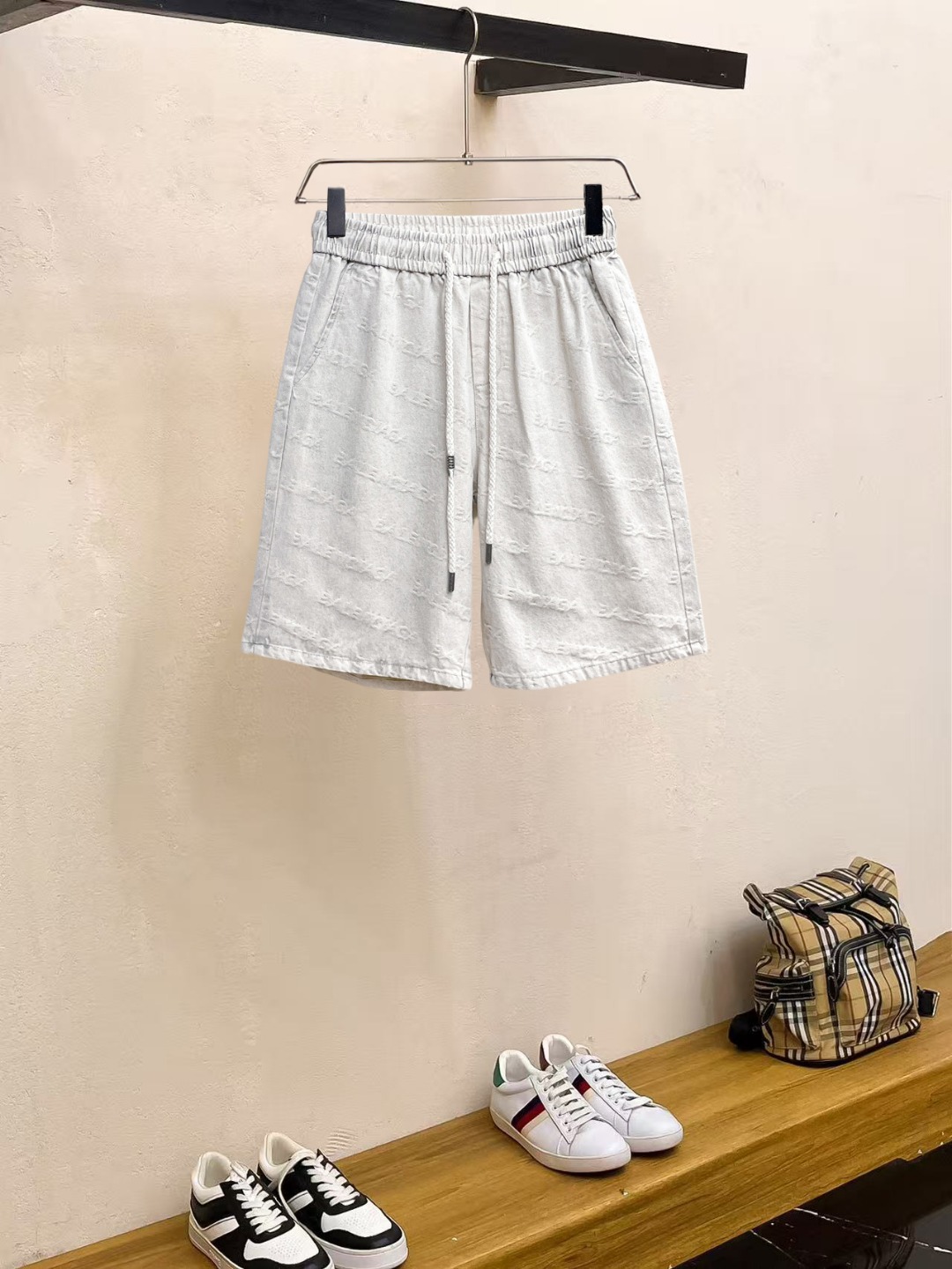 NO:857561,Balenciaga 2026ss summer new original counter casual shorts, luxury classic brand original LOGO accessories, counter best-selling style, very comfortable to wear, low-key yet luxurious, very classy to wear. Needless to say, the trousers style and tailoring. The upper body is exquisite and high-end, first-class and top-quality materials. Really palace-level casual pants. The cotton of Turkey is of outstanding quality. After heavy washing, the pants are very soft!  Don't be picky. The upper body is absolutely stylish and extremely luxurious. Please state your height and weight when ordering sizes M-3XL.,,balenciaga,shorts,19860909巴黎世家 2026ss夏季新款原单专柜休闲短裤,奢华经典品牌原版LOGO配饰 专柜热销款 身穿着非常舒适 低调不失奢华 穿出去非常有档次 裤型款式和裁剪亦无需多言 上身精致跃然高档一等一顶级质料 真正殿堂级的休闲裤 选用土耳其的棉花品质卓然,经过重水洗使得裤子很柔软！不挑人 上身绝对的有型 极度奢华. 尺码M-3XL下单报身高体重.,,balenciaga,shorts,,Men's clothing