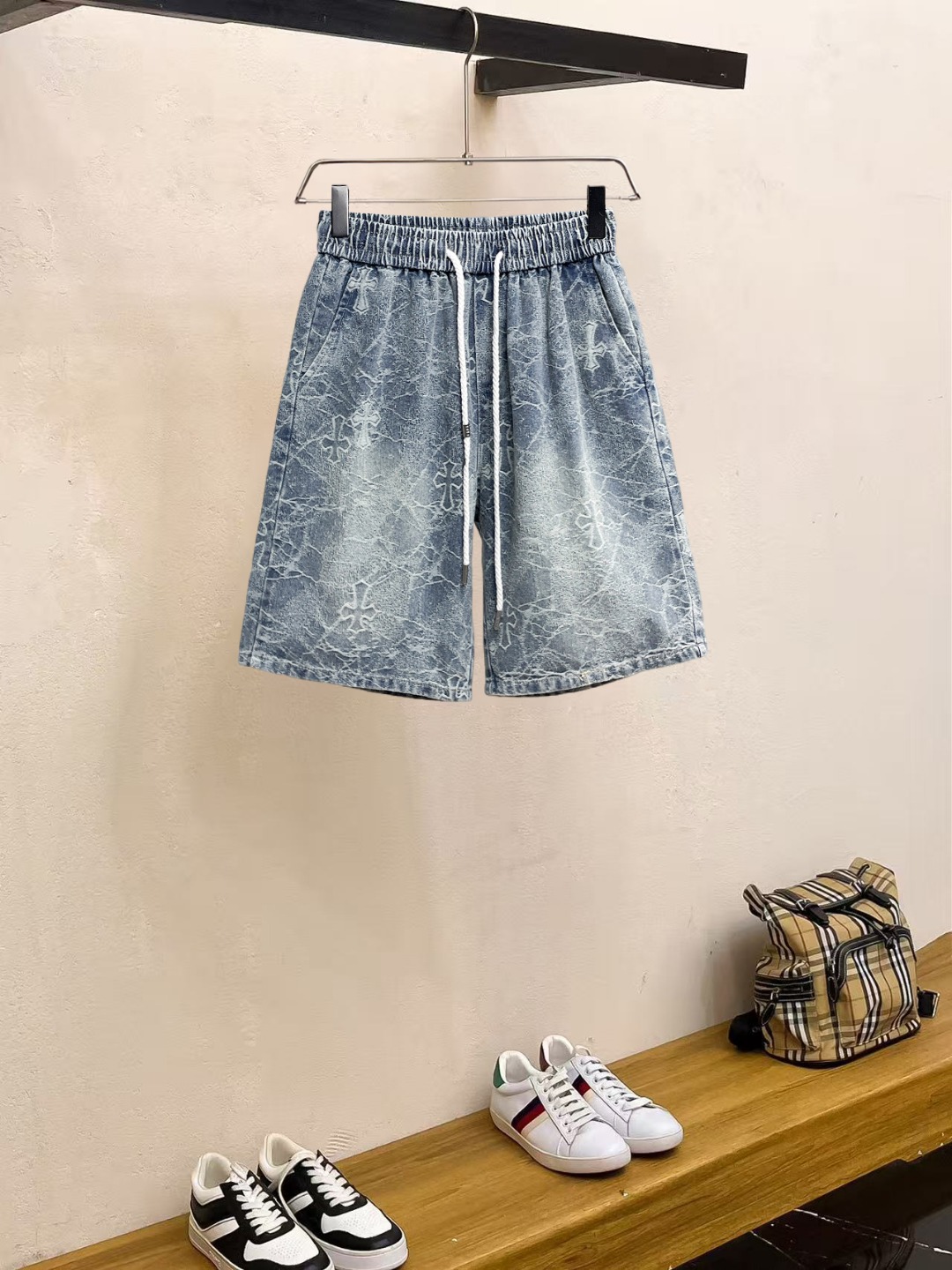 NO:857571,Kroxin 2026ss summer new original counter casual shorts, luxury classic brand original LOGO accessories, counter best-selling model, very comfortable to wear, low-key yet luxurious, very classy to wear. Needless to say the trousers style and tailoring, the upper body is exquisite and high-end, made of first-class top quality materials. Really palace-level casual pants. The cotton of Turkey is of outstanding quality. After heavy washing, the pants are very soft!  Don't be picky. The upper body is absolutely stylish and extremely luxurious. Please state your height and weight when ordering sizes M-3XL.,,chrome hearts,shorts,19860909克罗心 2026ss夏季新款原单专柜休闲短裤,奢华经典品牌原版LOGO配饰 专柜热销款 身穿着非常舒适 低调不失奢华 穿出去非常有档次 裤型款式和裁剪亦无需多言 上身精致跃然高档一等一顶级质料 真正殿堂级的休闲裤 选用土耳其的棉花品质卓然,经过重水洗使得裤子很柔软！不挑人 上身绝对的有型 极度奢华. 尺码M-3XL下单报身高体重.,,chrome hearts,shorts,,Men's clothing