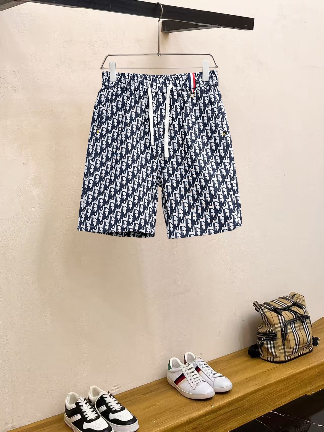 NO:857570,Dior 2026ss summer new original counter casual shorts, luxury classic brand original LOGO accessories, counter best-selling model. Very comfortable to wear, low-key yet luxurious, very classy to wear. Needless to say the trousers style and tailoring. The upper body is exquisite and high-end, first-class and top-quality materials. Really palace-level casual pants. The cotton of Turkey is of outstanding quality. After heavy washing, the pants are very soft!  Don't be picky. The upper body is absolutely stylish and extremely luxurious. Please state your height and weight when placing an order for sizes M-3XL.,,dior,shorts,19860909迪奥 2026ss夏季新款原单专柜休闲短裤,奢华经典品牌原版LOGO配饰 专柜热销款 身穿着非常舒适 低调不失奢华 穿出去非常有档次 裤型款式和裁剪亦无需多言 上身精致跃然高档一等一顶级质料 真正殿堂级的休闲裤 选用土耳其的棉花品质卓然,经过重水洗使得裤子很柔软！不挑人 上身绝对的有型 极度奢华. 尺码M-3XL下单报身高体重.,,dior,shorts,,Men's clothing