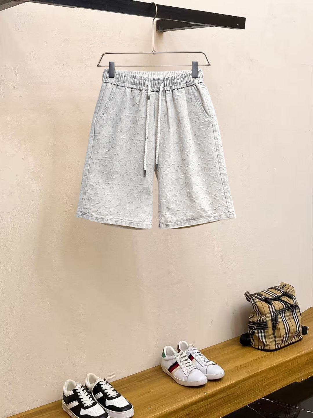 NO:857579,Lv 2026ss summer new original counter casual shorts, luxury classic brand original LOGO accessories, counter best-selling style, very comfortable to wear, low-key yet luxurious, very classy to wear. Needless to say the trousers style and tailoring, the upper body is exquisite and high-end, first-class and top-quality materials. Really palace-level casual trousers. The cotton of Turkey is of outstanding quality. After heavy washing, the pants are very soft!  Don't be picky. The upper body is absolutely stylish and extremely luxurious. Please quote your height and weight when ordering sizes M-3XL.,,louis vuitton,shorts,19860909Lv 2026ss夏季新款原单专柜休闲短裤,奢华经典品牌原版LOGO配饰 专柜热销款 身穿着非常舒适 低调不失奢华 穿出去非常有档次 裤型款式和裁剪亦无需多言 上身精致跃然高档一等一顶级质料 真正殿堂级的休闲裤 选用土耳其的棉花品质卓然,经过重水洗使得裤子很柔软！不挑人 上身绝对的有型 极度奢华. 尺码M-3XL下单报身高体重.,,louis vuitton,shorts,,Men's clothing