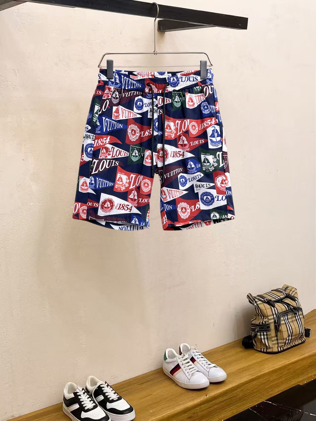 NO:857488,Lv 2026ss summer new original counter casual shorts, luxury classic brand original LOGO accessories, counter best-selling style, very comfortable to wear, low-key yet luxurious, very classy to wear. Needless to say the trousers style and tailoring, the upper body is exquisite and high-end, first-class and top-quality materials. Really palace-level casual trousers. The cotton of Turkey is of outstanding quality. After heavy washing, the pants are very soft!  Don't be picky. The upper body is absolutely stylish and extremely luxurious. Please quote your height and weight when ordering sizes M-3XL.,,louis vuitton,shorts,19860909Lv 2026ss夏季新款原单专柜休闲短裤,奢华经典品牌原版LOGO配饰 专柜热销款 身穿着非常舒适 低调不失奢华 穿出去非常有档次 裤型款式和裁剪亦无需多言 上身精致跃然高档一等一顶级质料 真正殿堂级的休闲裤 选用土耳其的棉花品质卓然,经过重水洗使得裤子很柔软！不挑人 上身绝对的有型 极度奢华. 尺码M-3XL下单报身高体重.,,louis vuitton,shorts,,Men's clothing