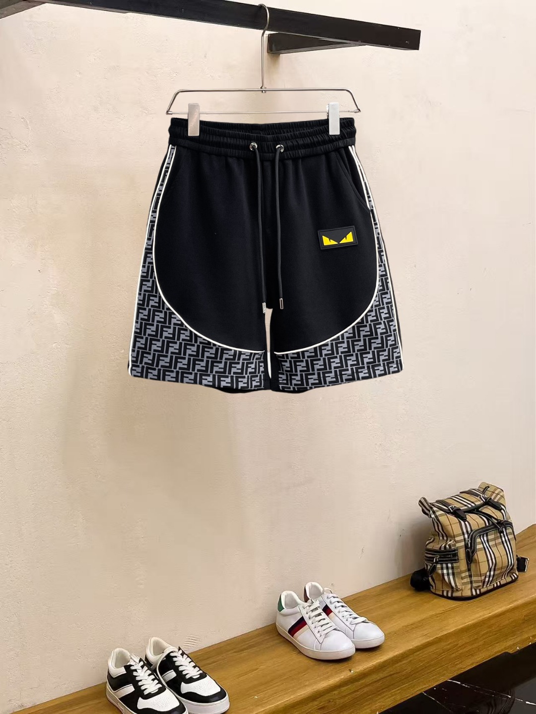 NO:857495,Fendi 2026ss summer new original counter casual shorts, luxury classic brand original LOGO accessories, counter best-selling style, very comfortable to wear, low-key yet luxurious, very classy to wear. Needless to say the trousers style and tailoring, the upper body is exquisite and high-end, first-class and top-quality materials. Really palace-level casual pants. The cotton of Turkey is of outstanding quality. After heavy washing, the pants are very soft!  Don't be picky, the upper body is absolutely stylish and extremely luxurious. Please quote your height and weight when ordering sizes M-3XL.,,fendi,shorts,19860909芬迪 2026ss夏季新款原单专柜休闲短裤,奢华经典品牌原版LOGO配饰 专柜热销款 身穿着非常舒适 低调不失奢华 穿出去非常有档次 裤型款式和裁剪亦无需多言 上身精致跃然高档一等一顶级质料 真正殿堂级的休闲裤 选用土耳其的棉花品质卓然,经过重水洗使得裤子很柔软！不挑人 上身绝对的有型 极度奢华. 尺码M-3XL下单报身高体重.,,fendi,shorts,,Men's clothing