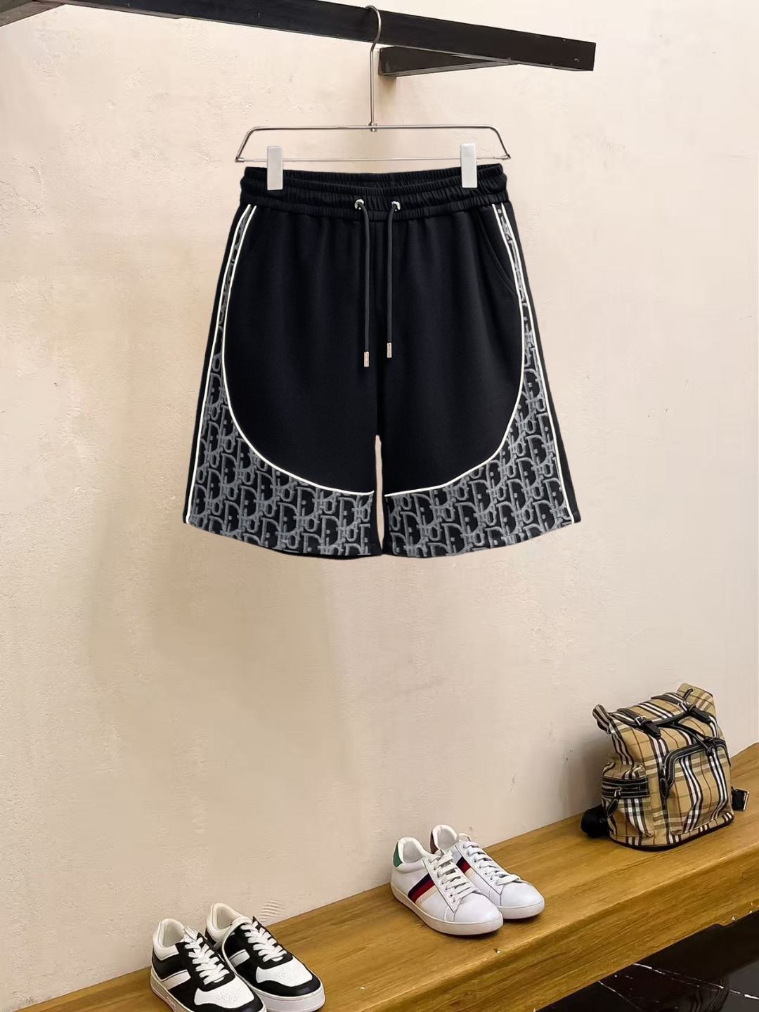 NO:857503,Dior 2026ss summer new original counter casual shorts, luxury classic brand original LOGO accessories, counter best-selling model. Very comfortable to wear, low-key yet luxurious, very classy to wear. Needless to say the trousers style and tailoring. The upper body is exquisite and high-end, first-class and top-quality materials. Really palace-level casual pants. The cotton of Turkey is of outstanding quality. After heavy washing, the pants are very soft!  Don't be picky. The upper body is absolutely stylish and extremely luxurious. Please state your height and weight when placing an order for sizes M-3XL.,,dior,shorts,19860909迪奥 2026ss夏季新款原单专柜休闲短裤,奢华经典品牌原版LOGO配饰 专柜热销款 身穿着非常舒适 低调不失奢华 穿出去非常有档次 裤型款式和裁剪亦无需多言 上身精致跃然高档一等一顶级质料 真正殿堂级的休闲裤 选用土耳其的棉花品质卓然,经过重水洗使得裤子很柔软！不挑人 上身绝对的有型 极度奢华. 尺码M-3XL下单报身高体重.,,dior,shorts,,Men's clothing