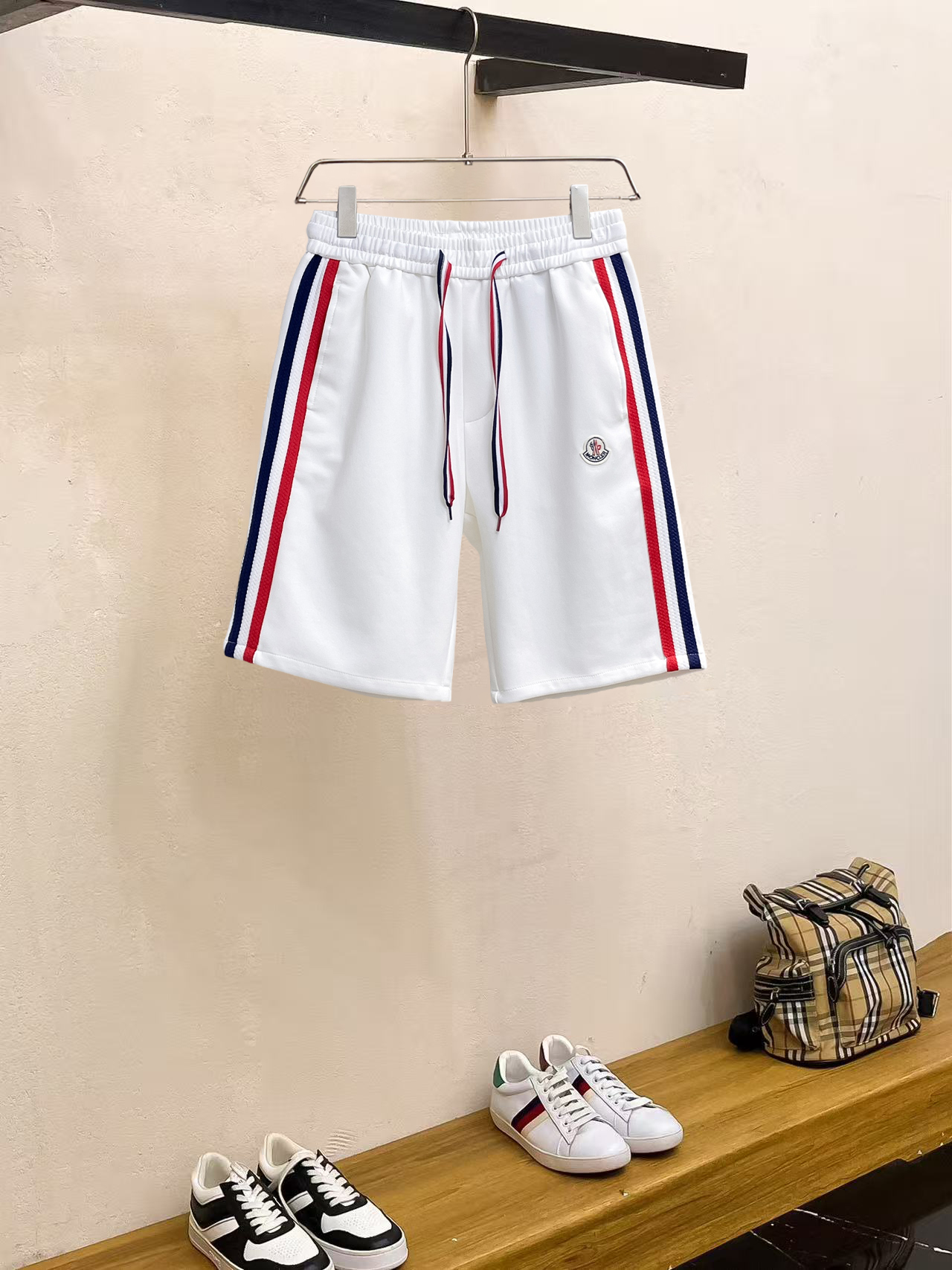 NO:857512,Mengkou 2026ss summer new original counter casual shorts, luxury classic brand original LOGO accessories, counter best-selling model, very comfortable to wear, low-key yet luxurious, very classy to wear. Needless to say the trousers style and tailoring, the upper body is exquisite and high-end, first-class and top-quality materials. Really palace-level casual pants. The cotton of Turkey is of outstanding quality. After heavy washing, the pants are very soft!  Don't be picky. The upper body is absolutely stylish and extremely luxurious. Please state your height and weight when ordering sizes M-3XL.,,Moncler,shorts,19860909蒙口 2026ss夏季新款原单专柜休闲短裤,奢华经典品牌原版LOGO配饰 专柜热销款 身穿着非常舒适 低调不失奢华 穿出去非常有档次 裤型款式和裁剪亦无需多言 上身精致跃然高档一等一顶级质料 真正殿堂级的休闲裤 选用土耳其的棉花品质卓然,经过重水洗使得裤子很柔软！不挑人 上身绝对的有型 极度奢华. 尺码M-3XL下单报身高体重.,,Moncler,shorts,,Men's clothing