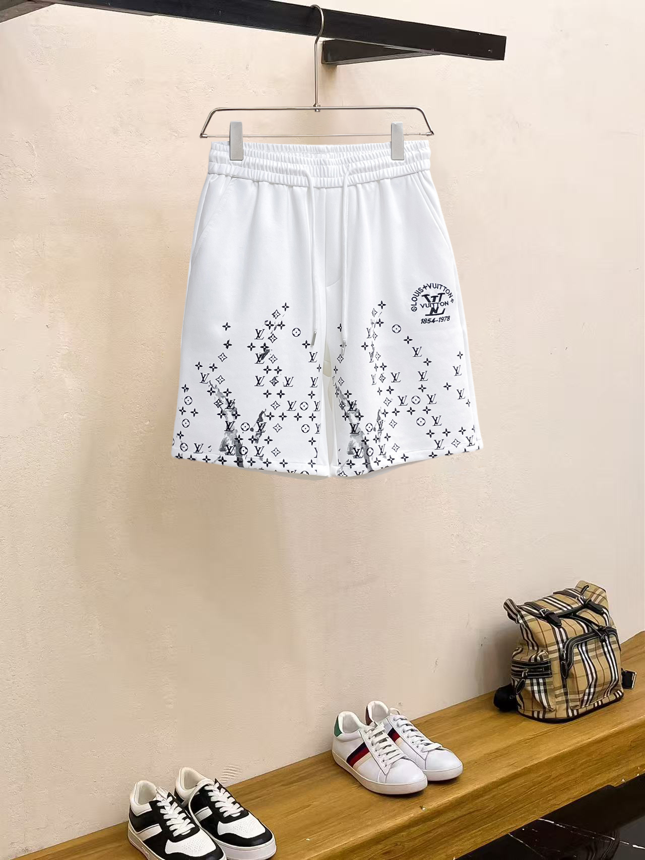 NO:857523,Lv 2026ss summer new original counter casual shorts, luxury classic brand original LOGO accessories, counter best-selling style, very comfortable to wear, low-key yet luxurious, very classy to wear. Needless to say the trousers style and tailoring, the upper body is exquisite and high-end, first-class and top-quality materials. Really palace-level casual trousers. The cotton of Turkey is of outstanding quality. After heavy washing, the pants are very soft!  Don't be picky. The upper body is absolutely stylish and extremely luxurious. Please quote your height and weight when ordering sizes M-3XL.,,louis vuitton,shorts,19860909Lv 2026ss夏季新款原单专柜休闲短裤,奢华经典品牌原版LOGO配饰 专柜热销款 身穿着非常舒适 低调不失奢华 穿出去非常有档次 裤型款式和裁剪亦无需多言 上身精致跃然高档一等一顶级质料 真正殿堂级的休闲裤 选用土耳其的棉花品质卓然,经过重水洗使得裤子很柔软！不挑人 上身绝对的有型 极度奢华. 尺码M-3XL下单报身高体重.,,louis vuitton,shorts,,Men's clothing