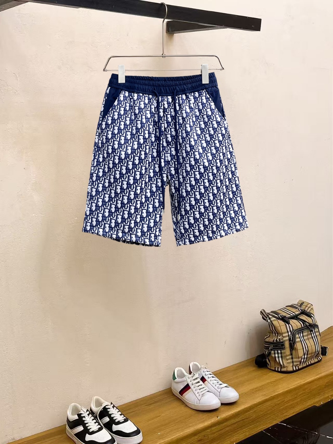 NO:857533,Dior 2026ss summer new original counter casual shorts, luxury classic brand original LOGO accessories, counter best-selling model. Very comfortable to wear, low-key yet luxurious, very classy to wear. Needless to say the trousers style and tailoring. The upper body is exquisite and high-end, first-class and top-quality materials. Really palace-level casual pants. The cotton of Turkey is of outstanding quality. After heavy washing, the pants are very soft!  Don't be picky. The upper body is absolutely stylish and extremely luxurious. Please state your height and weight when placing an order for sizes M-3XL.,,dior,shorts,19860909迪奥 2026ss夏季新款原单专柜休闲短裤,奢华经典品牌原版LOGO配饰 专柜热销款 身穿着非常舒适 低调不失奢华 穿出去非常有档次 裤型款式和裁剪亦无需多言 上身精致跃然高档一等一顶级质料 真正殿堂级的休闲裤 选用土耳其的棉花品质卓然,经过重水洗使得裤子很柔软！不挑人 上身绝对的有型 极度奢华. 尺码M-3XL下单报身高体重.,,dior,shorts,,Men's clothing