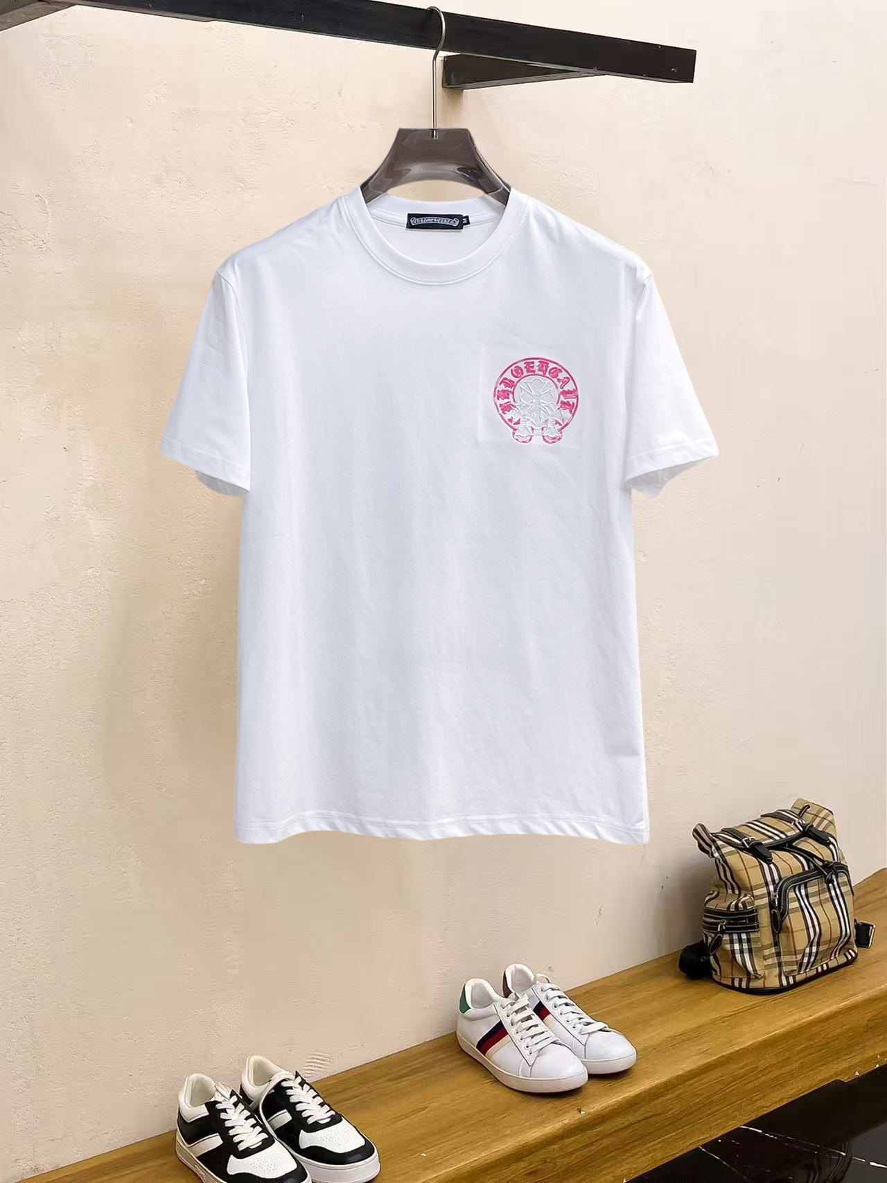 NO:857457,Kroxin's top products 2026 spring and summer new debut counter latest short-sleeved round neck T-shirt, high-end custom design, avant-garde and fashionable!  The brand logo is designed with heavy craftsmanship. High-end customized 260g fabric. Soft to the touch. Comfortable to wear. Exquisite stitching at the counter level. Fine workmanship. The upper body effect is incomparably handsome!  A must-have item for a stylish man!  Size M-XXXL,,chrome hearts,T-shirt,tees,t-shirt,19860909克罗心 顶级货品2026春夏新款首发专柜最新款短袖圆领T恤 高端订制 设计前卫时尚！品牌logo重工艺设计 高端定制260克面料.手感柔软.穿着舒适.专柜级别精致车线.做工精细.上身效果无敌帅气！型男必备单品！码数M-XXXL,,chrome hearts,T-shirt,tees，t-shirt,,Men's clothing