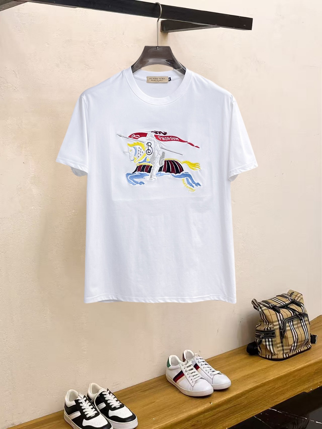 NO:857471,Burberry's top products 2026 spring and summer new debut counter latest short-sleeved round neck T-shirt, high-end custom design, avant-garde and fashionable!  The brand logo is designed with heavy craftsmanship. High-end customized 260g fabric. Soft to the touch. Comfortable to wear. Exquisite stitching at the counter level. Fine workmanship. The upper body effect is incomparably handsome!  A must-have item for a stylish man!  Size M-XXXL,,burberry,T-shirt,tees,t-shirt,19860909巴宝莉 顶级货品2026春夏新款首发专柜最新款短袖圆领T恤 高端订制 设计前卫时尚！品牌logo重工艺设计 高端定制260克面料.手感柔软.穿着舒适.专柜级别精致车线.做工精细.上身效果无敌帅气！型男必备单品！码数M-XXXL,,burberry,T-shirt,tees，t-shirt,,Men's clothing