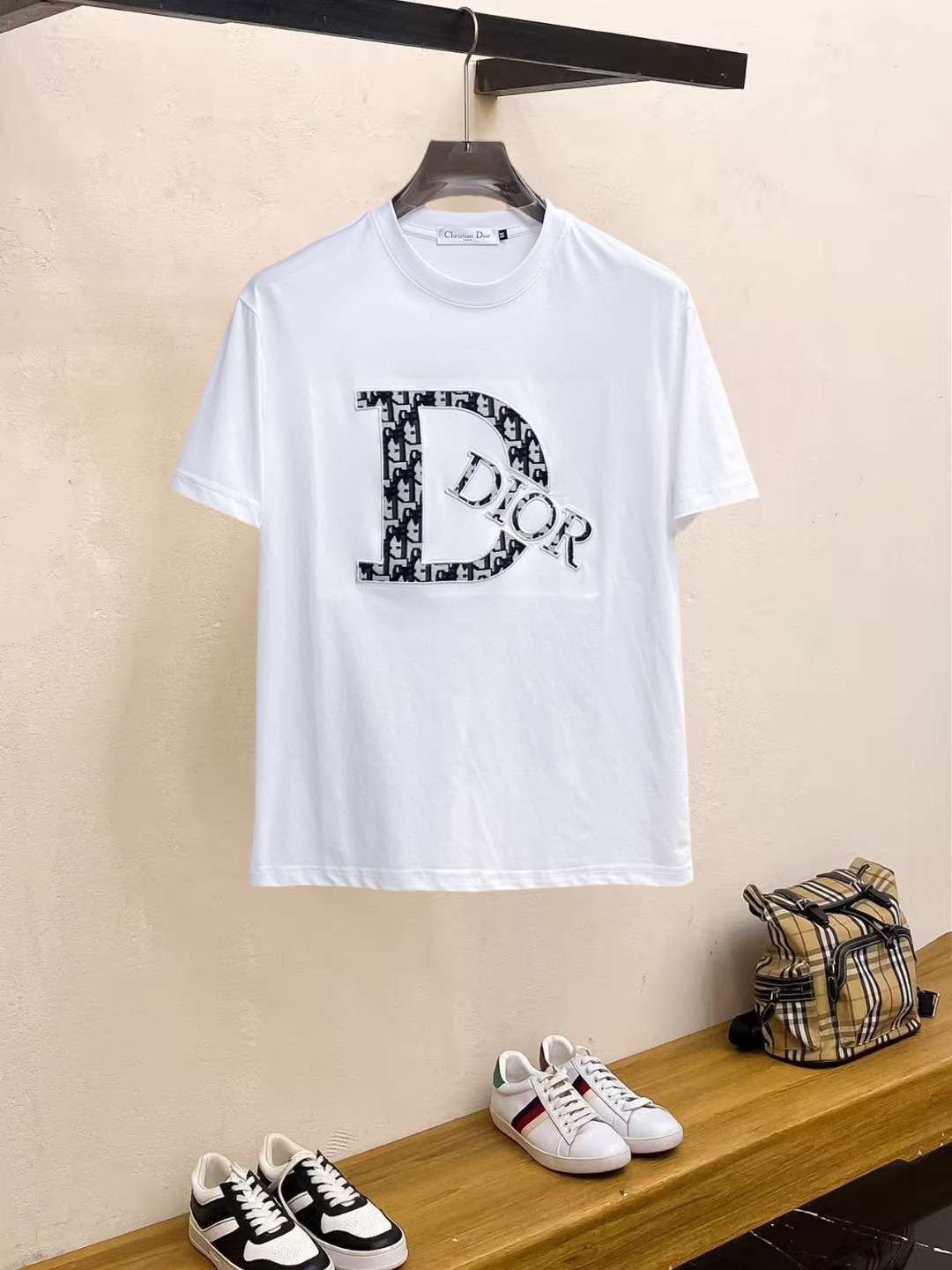 NO:857479,Dior's top products 2026 spring and summer new debut counter latest short-sleeved round neck T-shirt, high-end customization, avant-garde and fashionable design!  The brand logo is designed with heavy craftsmanship. High-end customized 260g fabric. Soft to the touch. Comfortable to wear. Exquisite stitching at the counter level. Fine workmanship. The upper body effect is incomparably handsome!  A must-have item for a stylish man!  Size M-XXXL,,dior,T-shirt,tees,t-shirt,19860909迪奥 顶级货品2026春夏新款首发专柜最新款短袖圆领T恤 高端订制 设计前卫时尚！品牌logo重工艺设计 高端定制260克面料.手感柔软.穿着舒适.专柜级别精致车线.做工精细.上身效果无敌帅气！型男必备单品！码数M-XXXL,,dior,T-shirt,tees，t-shirt,,Men's clothing
