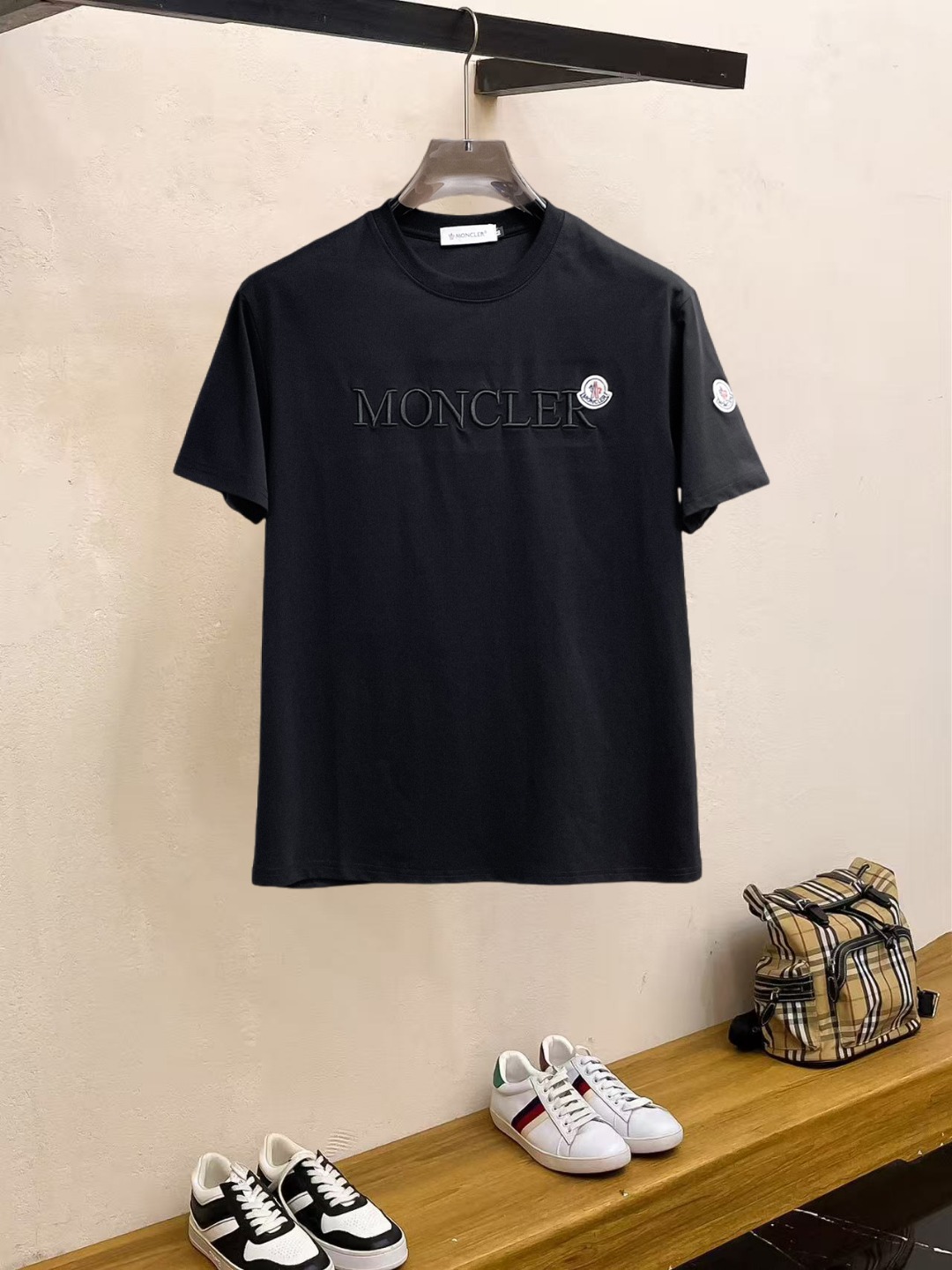 NO:857386,Mengkou's top products 2026 spring and summer new debut counter latest short-sleeved round neck T-shirt high-end custom design avant-garde fashion!  The brand logo is designed with heavy craftsmanship. High-end customized 260g fabric. Soft to the touch. Comfortable to wear. Exquisite stitching at the counter level. Fine workmanship. The upper body effect is incomparably handsome!  A must-have item for a stylish man!  Size M-XXXL,,Moncler,T-shirt,tees,t-shirt,19860909蒙口 顶级货品2026春夏新款首发专柜最新款短袖圆领T恤 高端订制 设计前卫时尚！品牌logo重工艺设计 高端定制260克面料.手感柔软.穿着舒适.专柜级别精致车线.做工精细.上身效果无敌帅气！型男必备单品！码数M-XXXL,,Moncler,T-shirt,tees，t-shirt,,Men's clothing