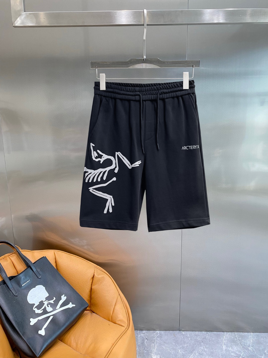 NO:833389,Arc'teryx 2026ss summer new original counter casual shorts, luxury classic brand original LOGO accessories, counter best-selling model, very comfortable to wear, low-key yet luxurious, very classy to wear. Needless to say, the trousers style and tailoring. The upper body is exquisite and high-end, first-class and top-quality materials. Really palace-level casual pants. The cotton of Türkiye is of outstanding quality. After heavy washing, the pants are very soft!  Don't be picky, the upper body is absolutely stylish and extremely luxurious. Please state your height and weight when placing an order for sizes M-3XL.,arc'teryx,shorts,19860909始祖鸟 2026ss夏季新款原单专柜休闲短裤,奢华经典品牌原版LOGO配饰 专柜热销款 身穿着非常舒适 低调不失奢华 穿出去非常有档次 裤型款式和裁剪亦无需多言 上身精致跃然高档一等一顶级质料 真正殿堂级的休闲裤 选用土耳其的棉花品质卓然,经过重水洗使得裤子很柔软！不挑人 上身绝对的有型 极度奢华. 尺码M-3XL下单报身高体重.,arc'teryx,shorts,,Men's clothing