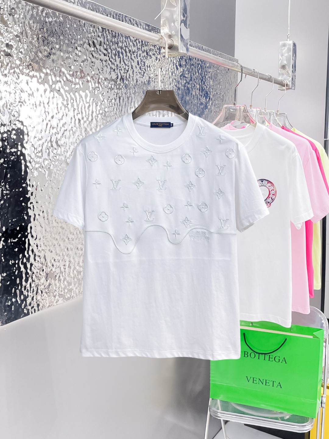 NO:876022,Lv top product 2026 spring and summer new debut counter latest short-sleeved round neck T-shirt high-end custom design avant-garde fashion!  The brand logo is designed with heavy craftsmanship. High-end customized 260g fabric. Soft to the touch. Comfortable to wear. Exquisite stitching at the counter level. Fine workmanship. The upper body effect is incomparably handsome!  A must-have item for a stylish man!  Size M-XXXL,,louis vuitton,T-shirt,tees,t-shirt,19860909Lv 顶级货品2026春夏新款首发专柜最新款短袖圆领T恤 高端订制 设计前卫时尚！品牌logo重工艺设计 高端定制260克面料.手感柔软.穿着舒适.专柜级别精致车线.做工精细.上身效果无敌帅气！型男必备单品！码数M-XXXL,,louis vuitton,T-shirt,tees，t-shirt,,Men's clothing