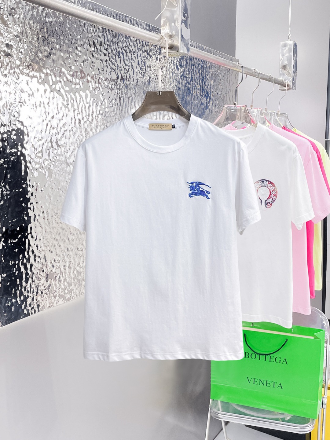 NO:876031,Burberry's top products 2026 spring and summer new debut counter latest short-sleeved round neck T-shirt, high-end custom design, avant-garde and fashionable!  The brand logo is designed with heavy craftsmanship. High-end customized 260g fabric. Soft to the touch. Comfortable to wear. Exquisite stitching at the counter level. Fine workmanship. The upper body effect is incomparably handsome!  A must-have item for a stylish man!  Size M-XXXL,,burberry,T-shirt,tees,t-shirt,19860909巴宝莉 顶级货品2026春夏新款首发专柜最新款短袖圆领T恤 高端订制 设计前卫时尚！品牌logo重工艺设计 高端定制260克面料.手感柔软.穿着舒适.专柜级别精致车线.做工精细.上身效果无敌帅气！型男必备单品！码数M-XXXL,,burberry,T-shirt,tees，t-shirt,,Men's clothing