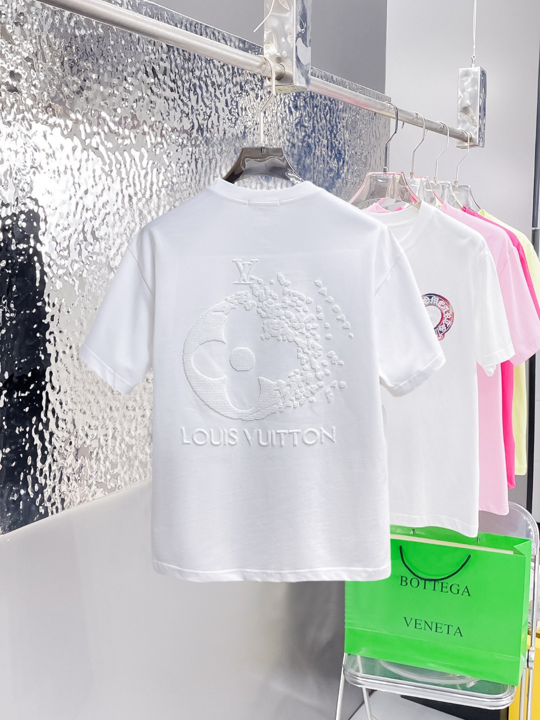 NO:875974,Lv top product 2026 spring and summer new debut counter latest short-sleeved round neck T-shirt high-end custom design avant-garde fashion!  The brand logo is designed with heavy craftsmanship. High-end customized 260g fabric. Soft to the touch. Comfortable to wear. Exquisite stitching at the counter level. Fine workmanship. The upper body effect is incomparably handsome!  A must-have item for a stylish man!  Size M-XXXL,,louis vuitton,T-shirt,tees,t-shirt,19860909Lv 顶级货品2026春夏新款首发专柜最新款短袖圆领T恤 高端订制 设计前卫时尚！品牌logo重工艺设计 高端定制260克面料.手感柔软.穿着舒适.专柜级别精致车线.做工精细.上身效果无敌帅气！型男必备单品！码数M-XXXL,,louis vuitton,T-shirt,tees，t-shirt,,Men's clothing