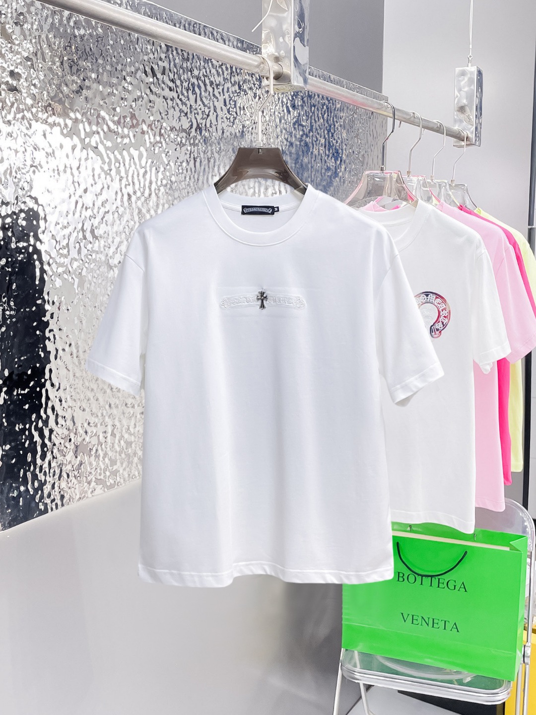 NO:875985,Kroxin's top products 2026 spring and summer new debut counter latest short-sleeved round neck T-shirt, high-end custom design, avant-garde and fashionable!  The brand logo is designed with heavy craftsmanship. High-end customized 260g fabric. Soft to the touch. Comfortable to wear. Exquisite stitching at the counter level. Fine workmanship. The upper body effect is incomparably handsome!  A must-have item for a stylish man!  Size M-XXXL,,chrome hearts,T-shirt,tees,t-shirt,19860909克罗心 顶级货品2026春夏新款首发专柜最新款短袖圆领T恤 高端订制 设计前卫时尚！品牌logo重工艺设计 高端定制260克面料.手感柔软.穿着舒适.专柜级别精致车线.做工精细.上身效果无敌帅气！型男必备单品！码数M-XXXL,,chrome hearts,T-shirt,tees，t-shirt,,Men's clothing