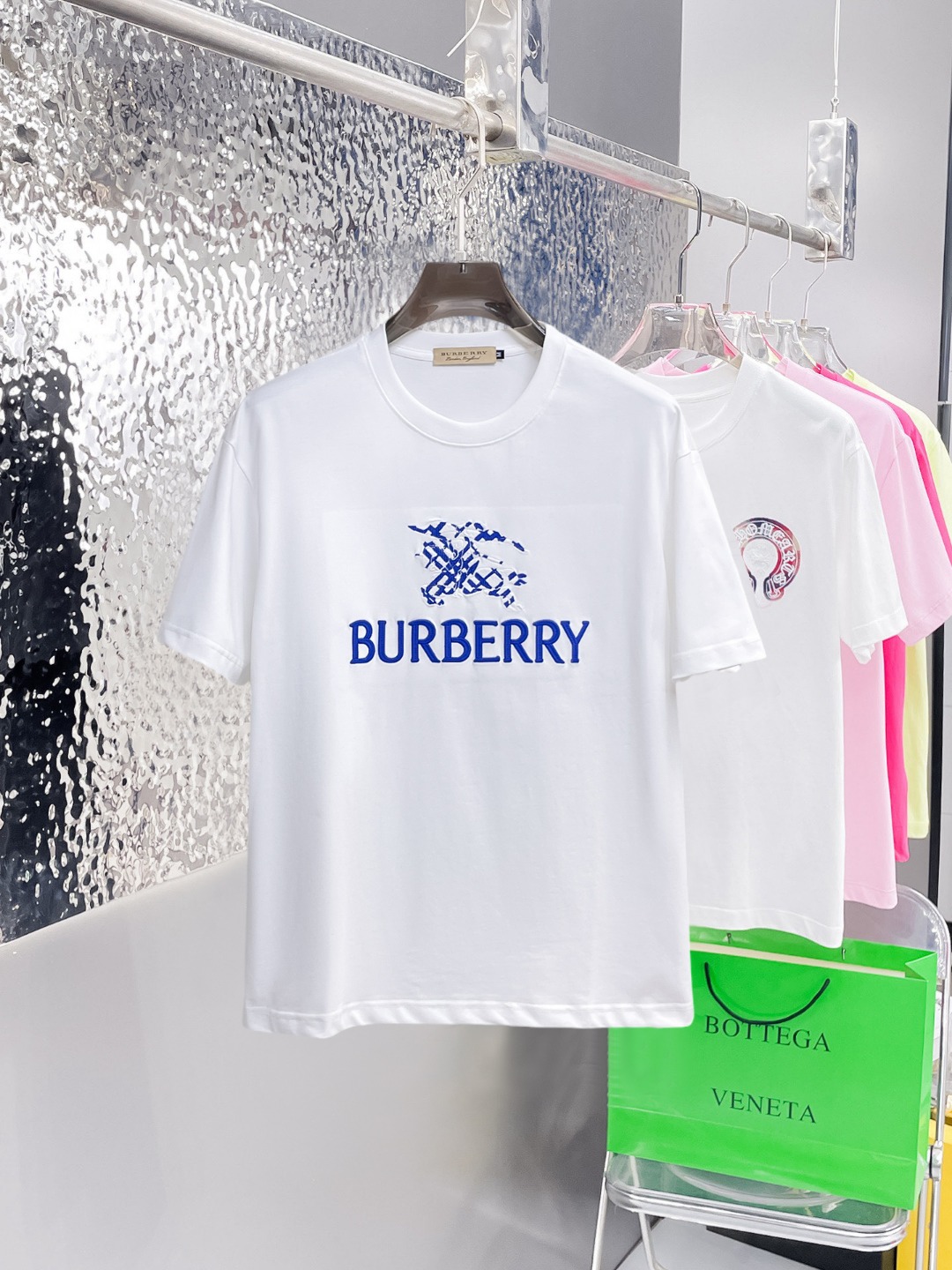 NO:875990,Burberry's top products 2026 spring and summer new debut counter latest short-sleeved round neck T-shirt, high-end custom design, avant-garde and fashionable!  The brand logo is designed with heavy craftsmanship. High-end customized 260g fabric. Soft to the touch. Comfortable to wear. Exquisite stitching at the counter level. Fine workmanship. The upper body effect is incomparably handsome!  A must-have item for a stylish man!  Size M-XXXL,,burberry,T-shirt,tees,t-shirt,19860909巴宝莉 顶级货品2026春夏新款首发专柜最新款短袖圆领T恤 高端订制 设计前卫时尚！品牌logo重工艺设计 高端定制260克面料.手感柔软.穿着舒适.专柜级别精致车线.做工精细.上身效果无敌帅气！型男必备单品！码数M-XXXL,,burberry,T-shirt,tees，t-shirt,,Men's clothing