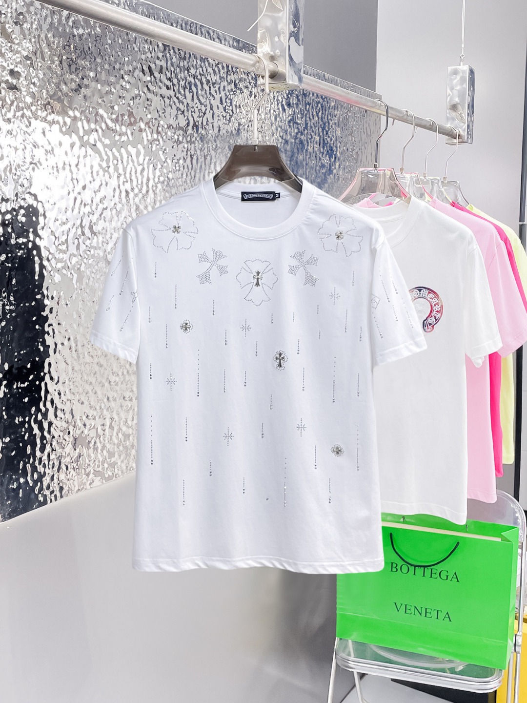 NO:875996,Kroxin's top products 2026 spring and summer new debut counter latest short-sleeved round neck T-shirt, high-end custom design, avant-garde and fashionable!  The brand logo is designed with heavy craftsmanship. High-end customized 260g fabric. Soft to the touch. Comfortable to wear. Exquisite stitching at the counter level. Fine workmanship. The upper body effect is incomparably handsome!  A must-have item for a stylish man!  Size M-XXXL,,chrome hearts,T-shirt,tees,t-shirt,19860909克罗心 顶级货品2026春夏新款首发专柜最新款短袖圆领T恤 高端订制 设计前卫时尚！品牌logo重工艺设计 高端定制260克面料.手感柔软.穿着舒适.专柜级别精致车线.做工精细.上身效果无敌帅气！型男必备单品！码数M-XXXL,,chrome hearts,T-shirt,tees，t-shirt,,Men's clothing